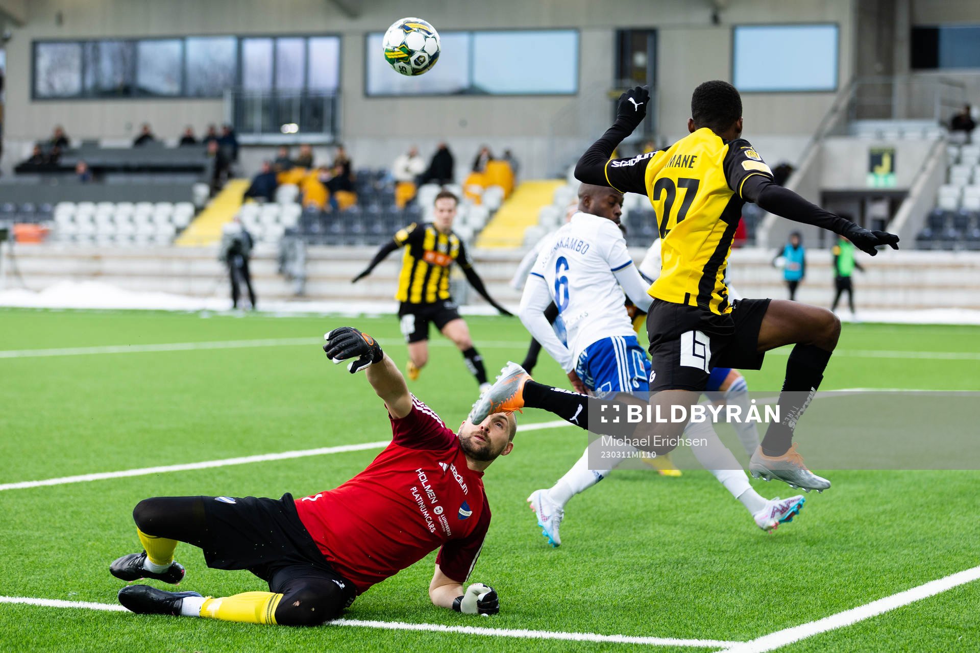 IFK Norrköpings målvakt Oscar Jansson och Häckens Akoua