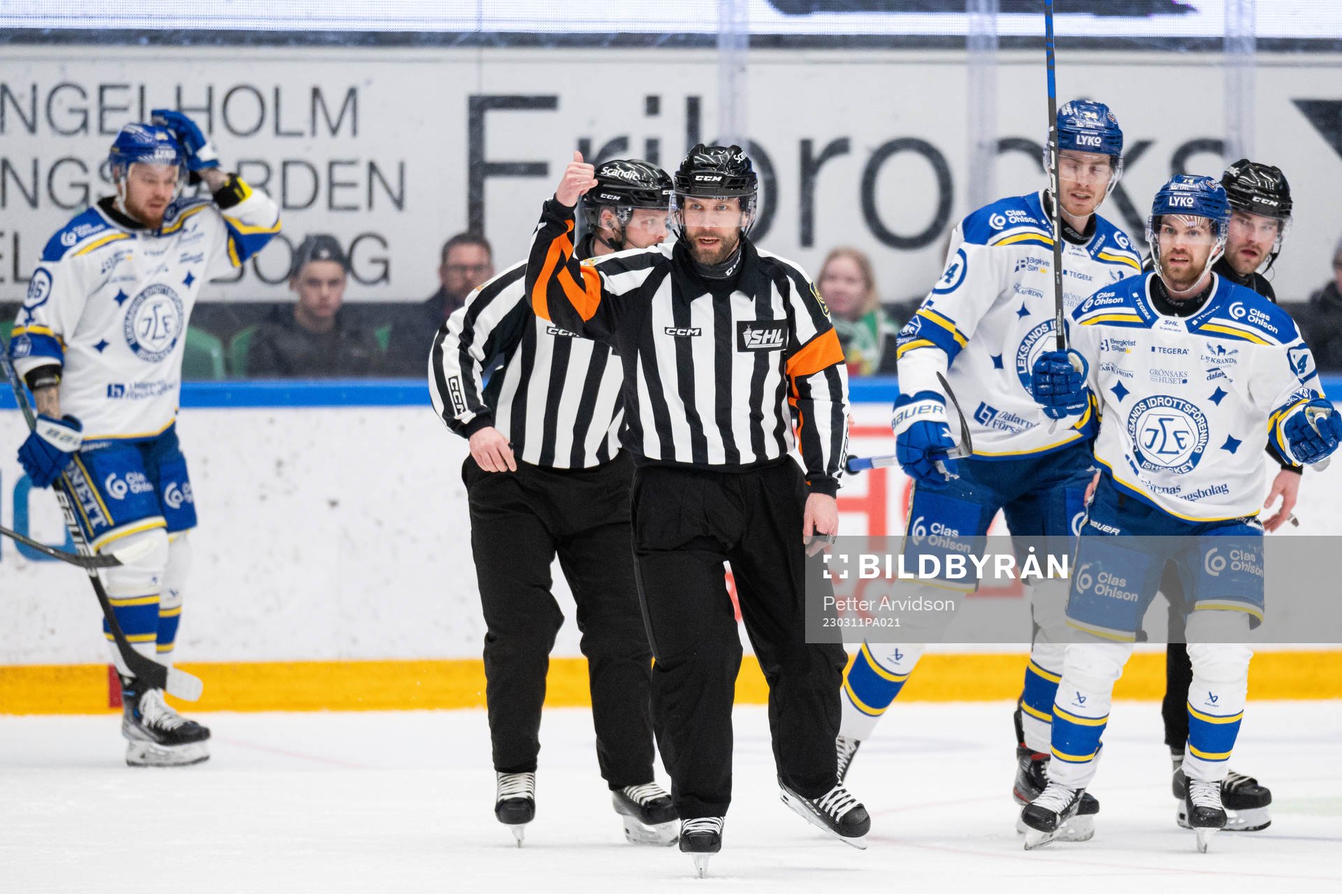 Domare Marcus Linde signalerar för videogranskning