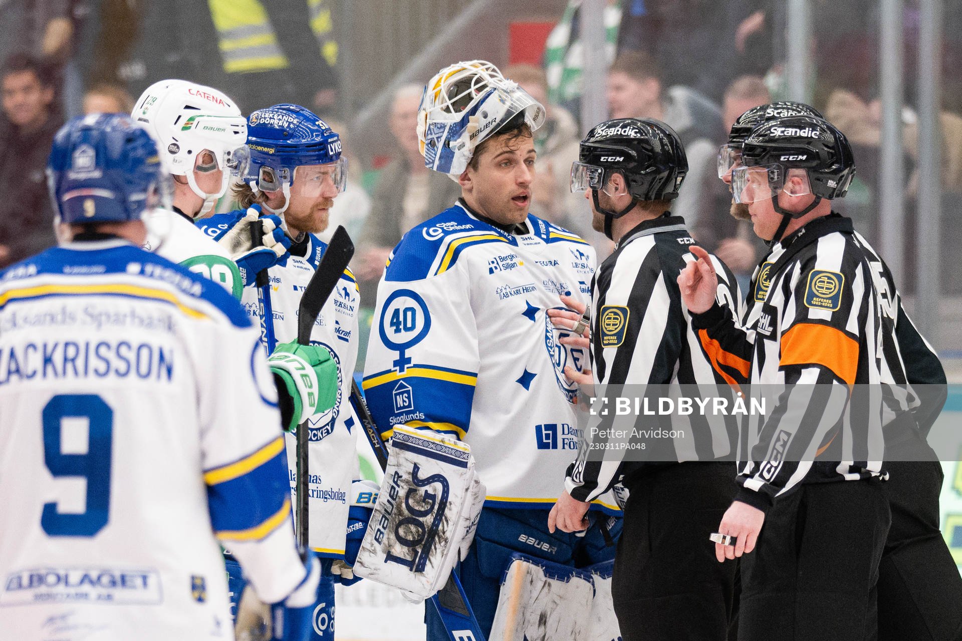Leksands målvakt Mantas Armalis i samtal med domarna
