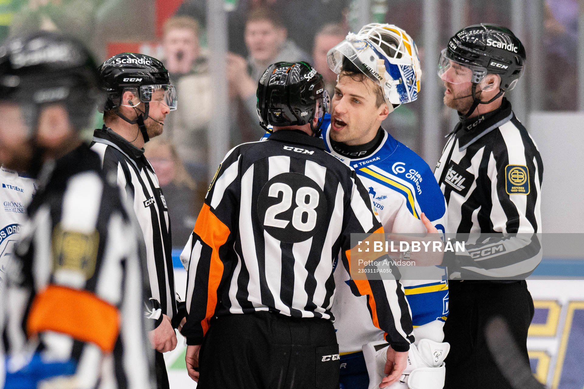 Leksands målvakt Mantas Armalis i samtal med domarna