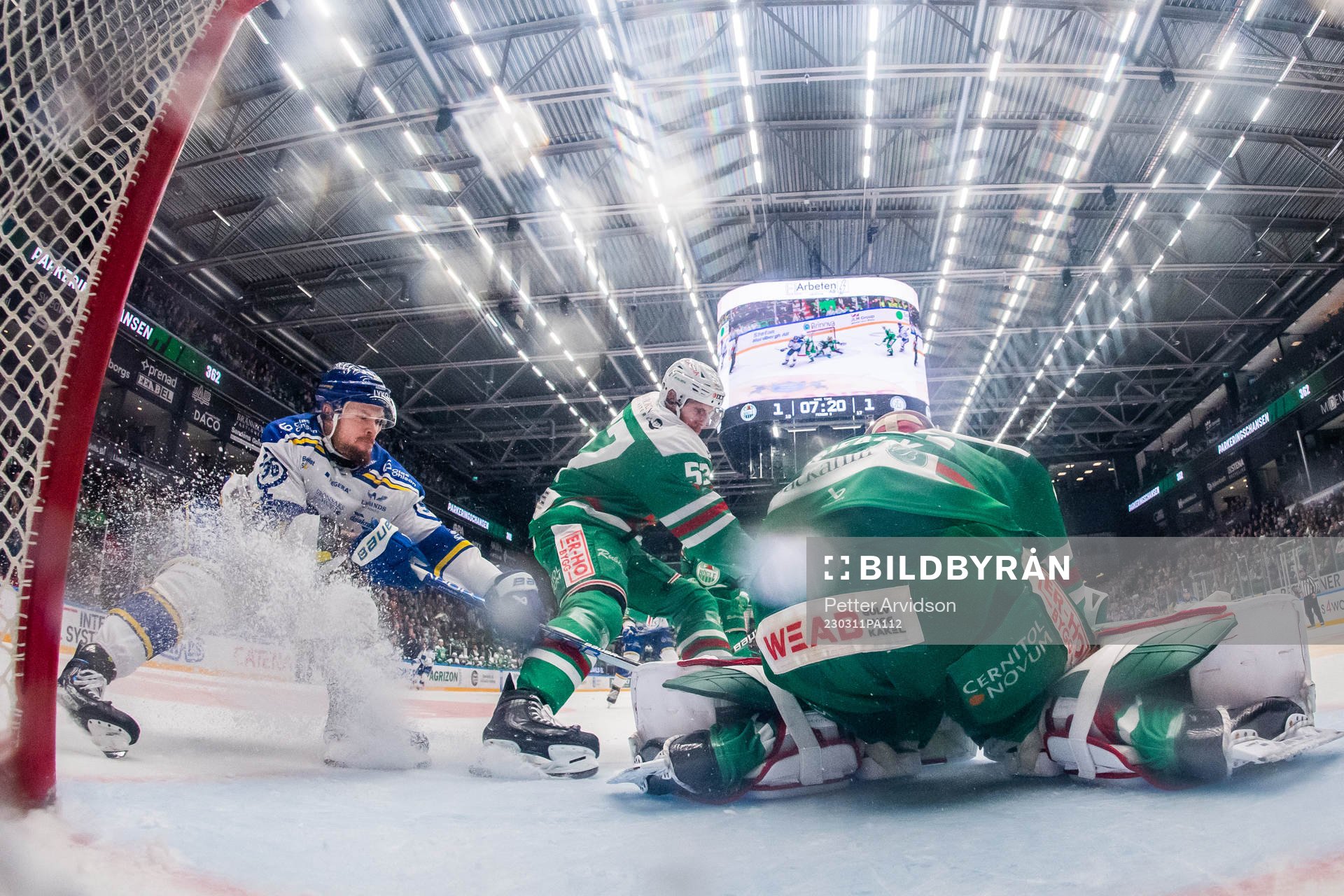 Leksands Lucas Elvenes oroar mot Rögles Vojtech Mozik och