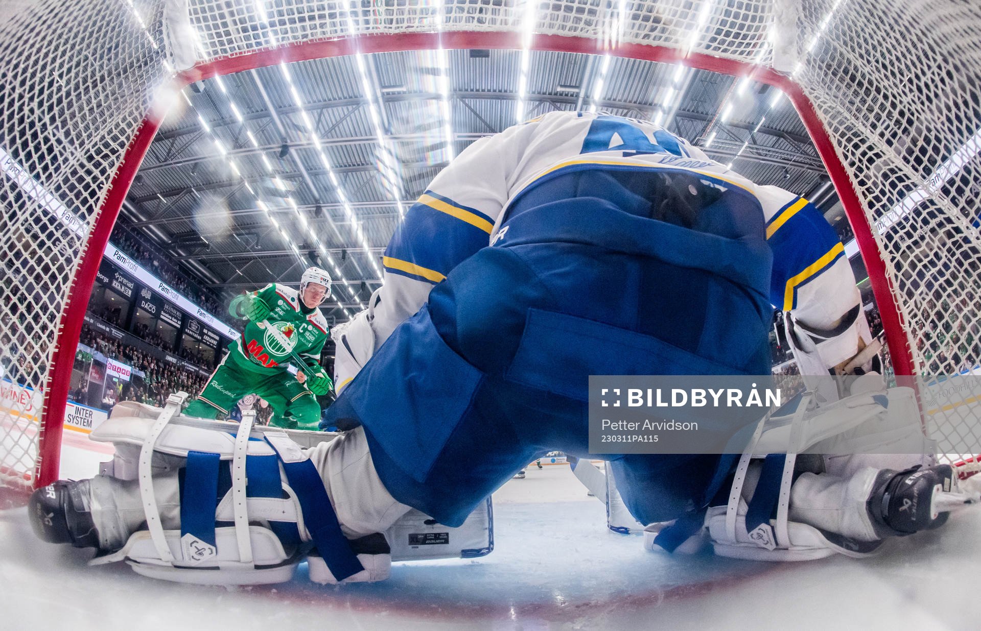 Rögles Anton Bengtsson oroar mot Leksands målvakt Mantas
