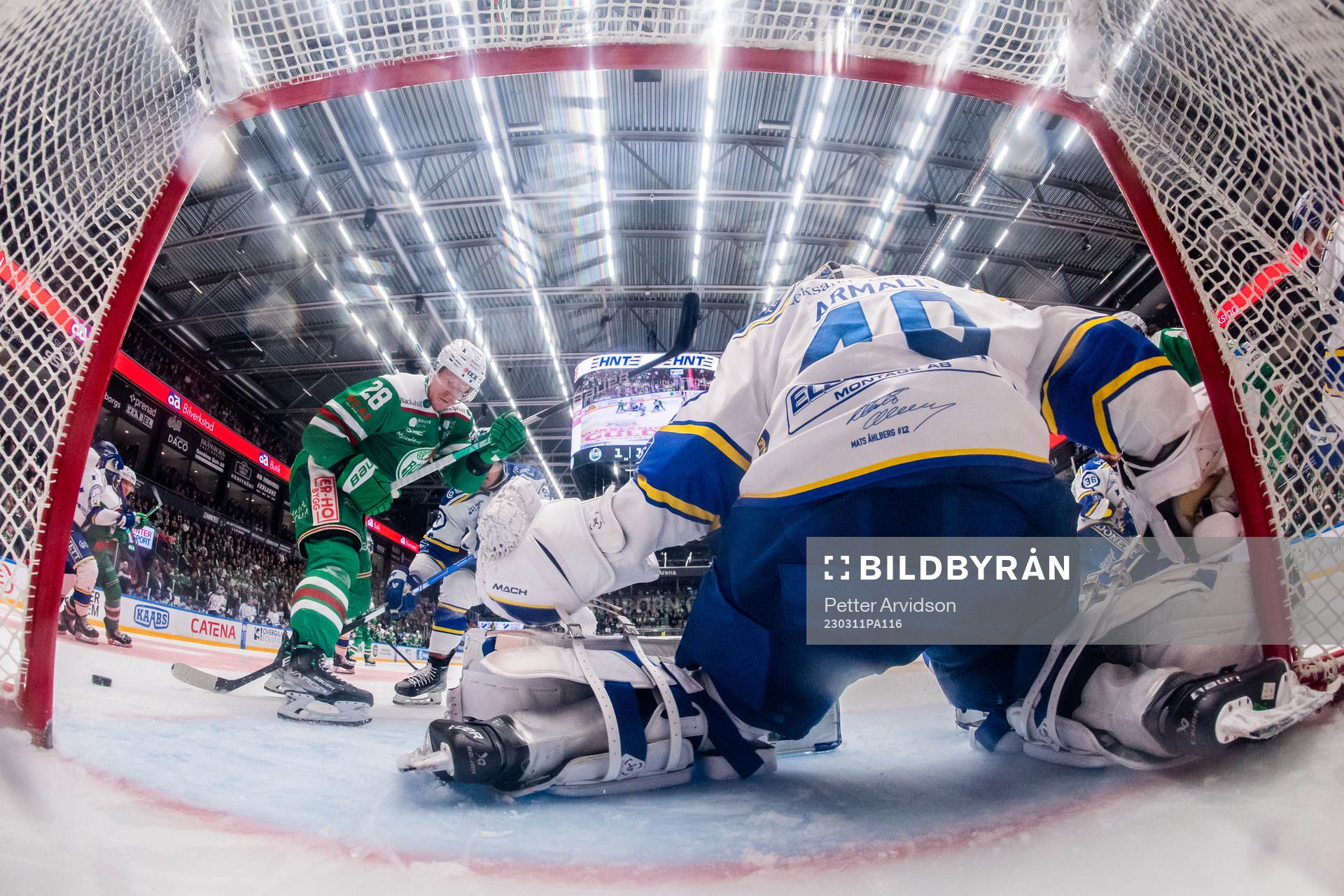 Rögles Anton Bengtsson oroar mot Leksands målvakt Mantas