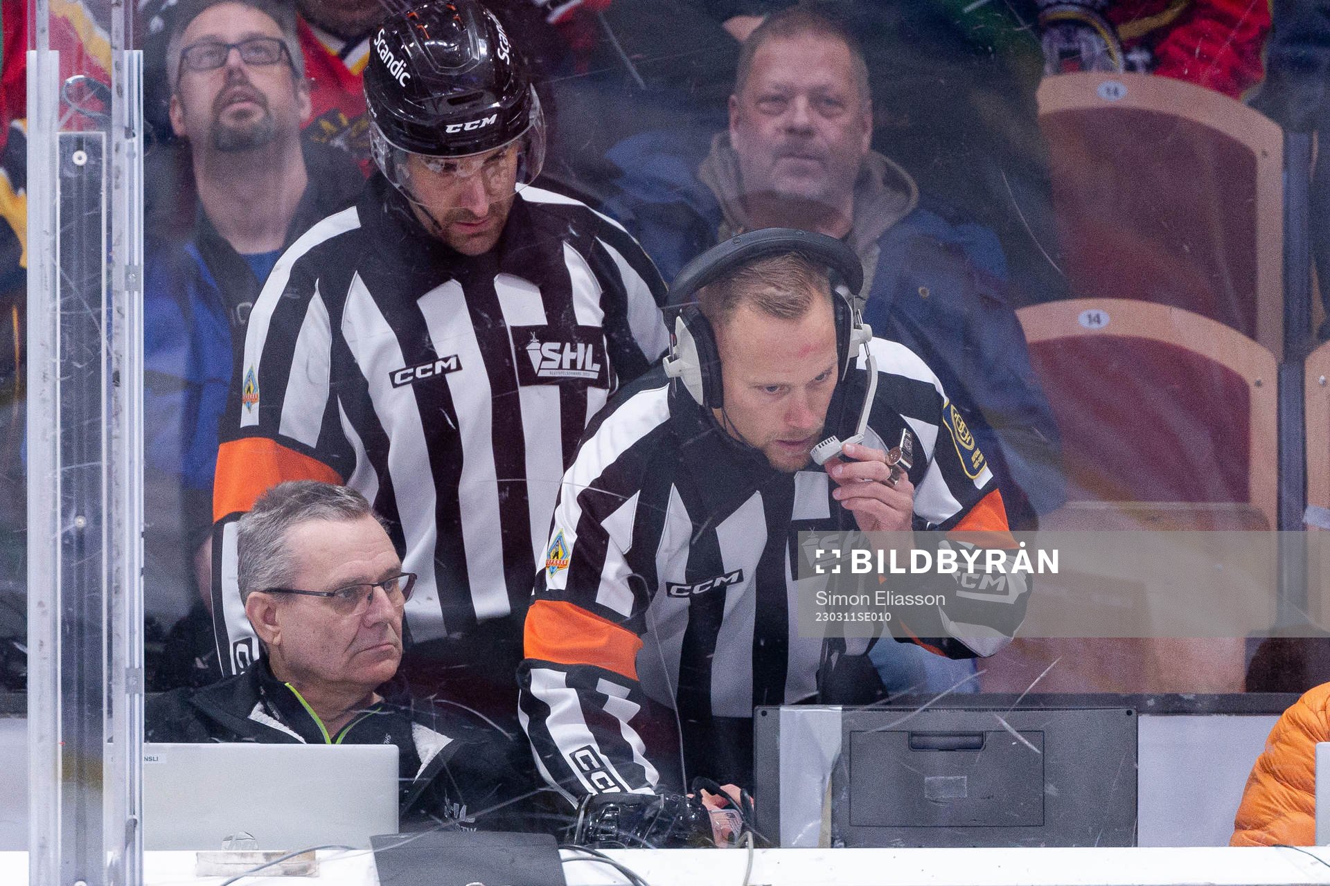 Domare Mikael Sjöqvist och Andreas Harnebring med en