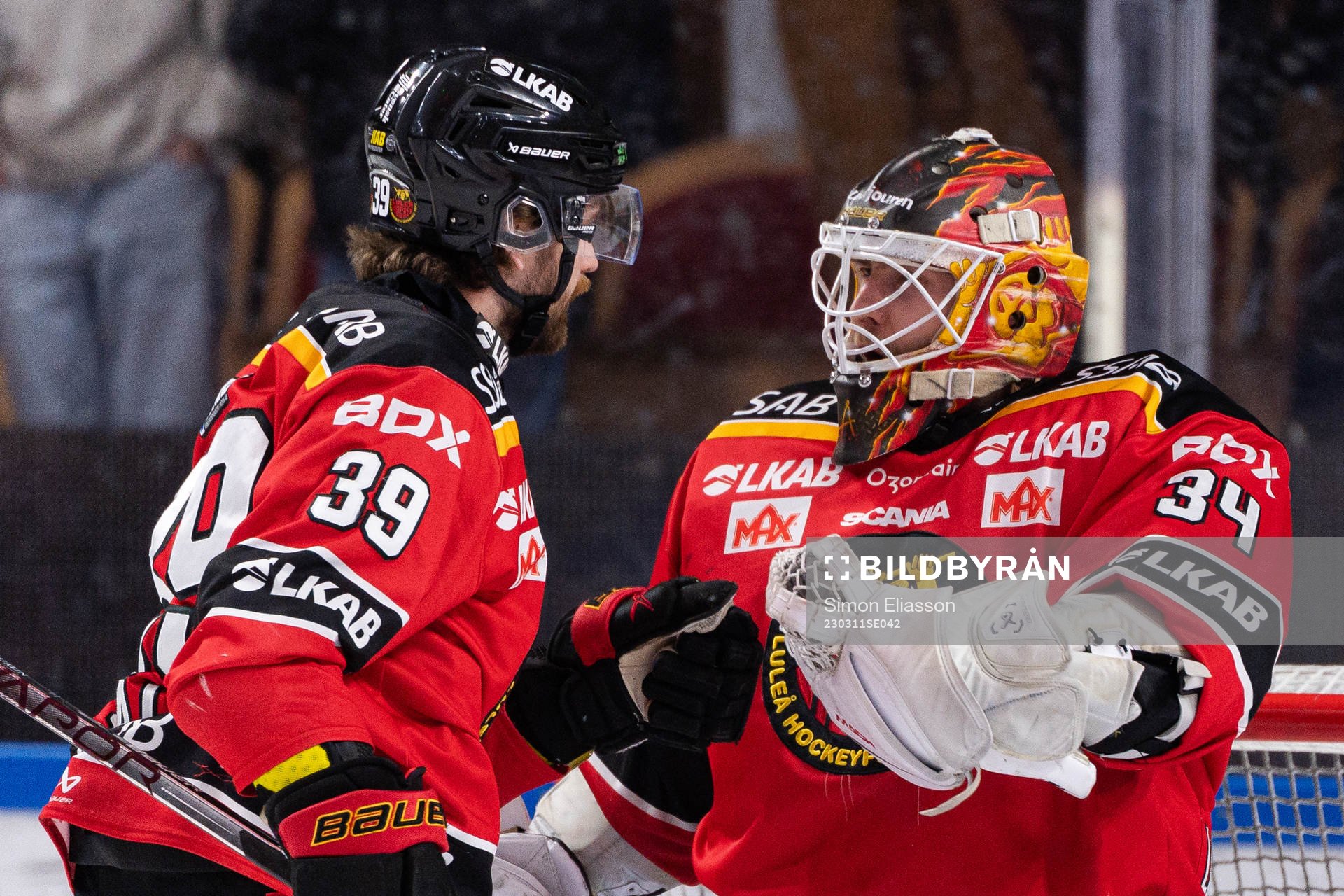 Luleås Pontus Själin och målvakt Matteus Ward jublar
