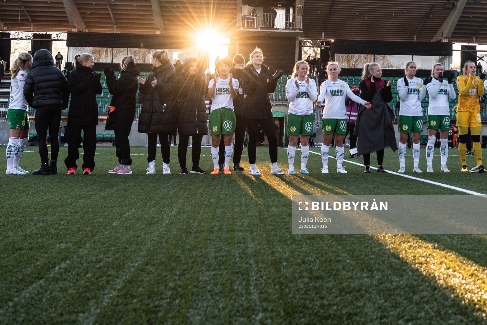 Hammarbys Maika Hamano, Ebba Lilliehöök och Ellen Gibson jublar med lagkamrater efter fotbollsmatchen i Svenska Cupen mellan Hammarby och Eskilstuna United den 11 mars 2023 i Stockholm.