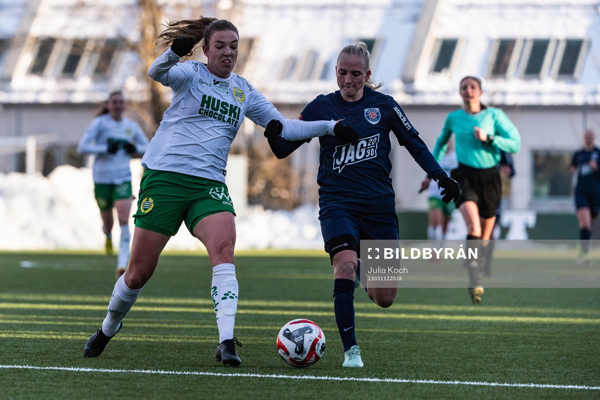 Hammarbys Emma Westin och Eskilstunas Astrid Larsson under fotbollsmatchen i Svenska Cupen mellan Hammarby och Eskilstuna United den 11 mars 2023 i Stockholm.