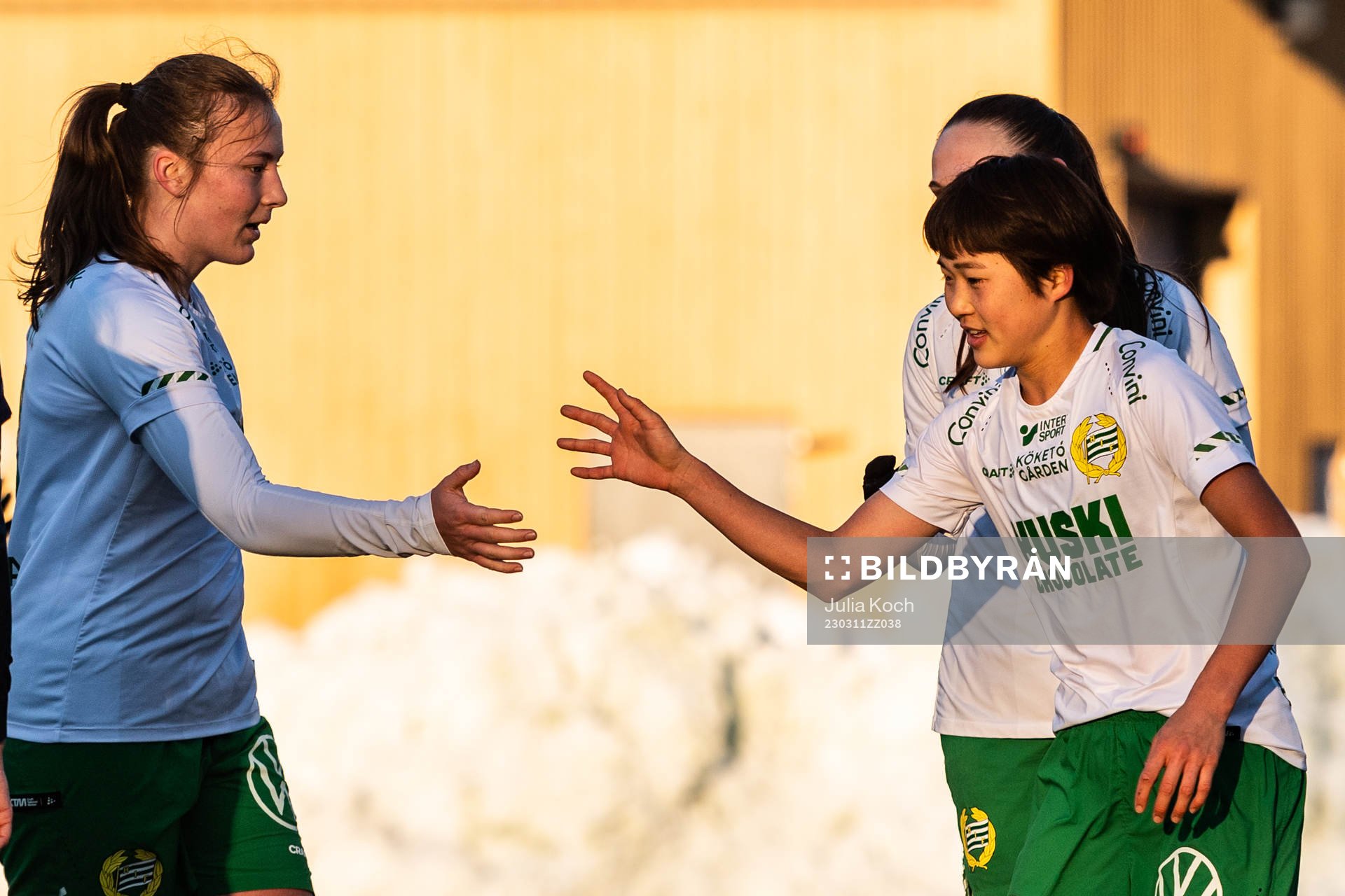 Hammarbys Sara Kanutte Fornes och Maika Hamano jublar
