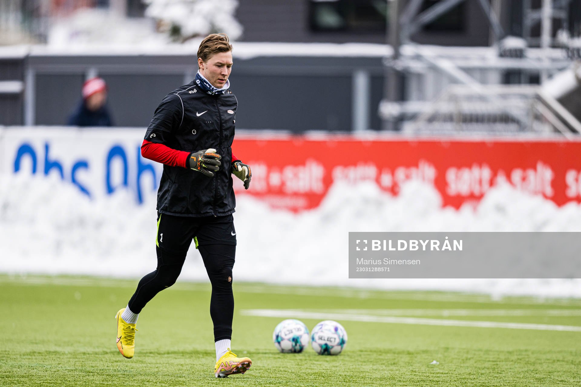 Mathias Lønne Dyngeland of Brann warms up