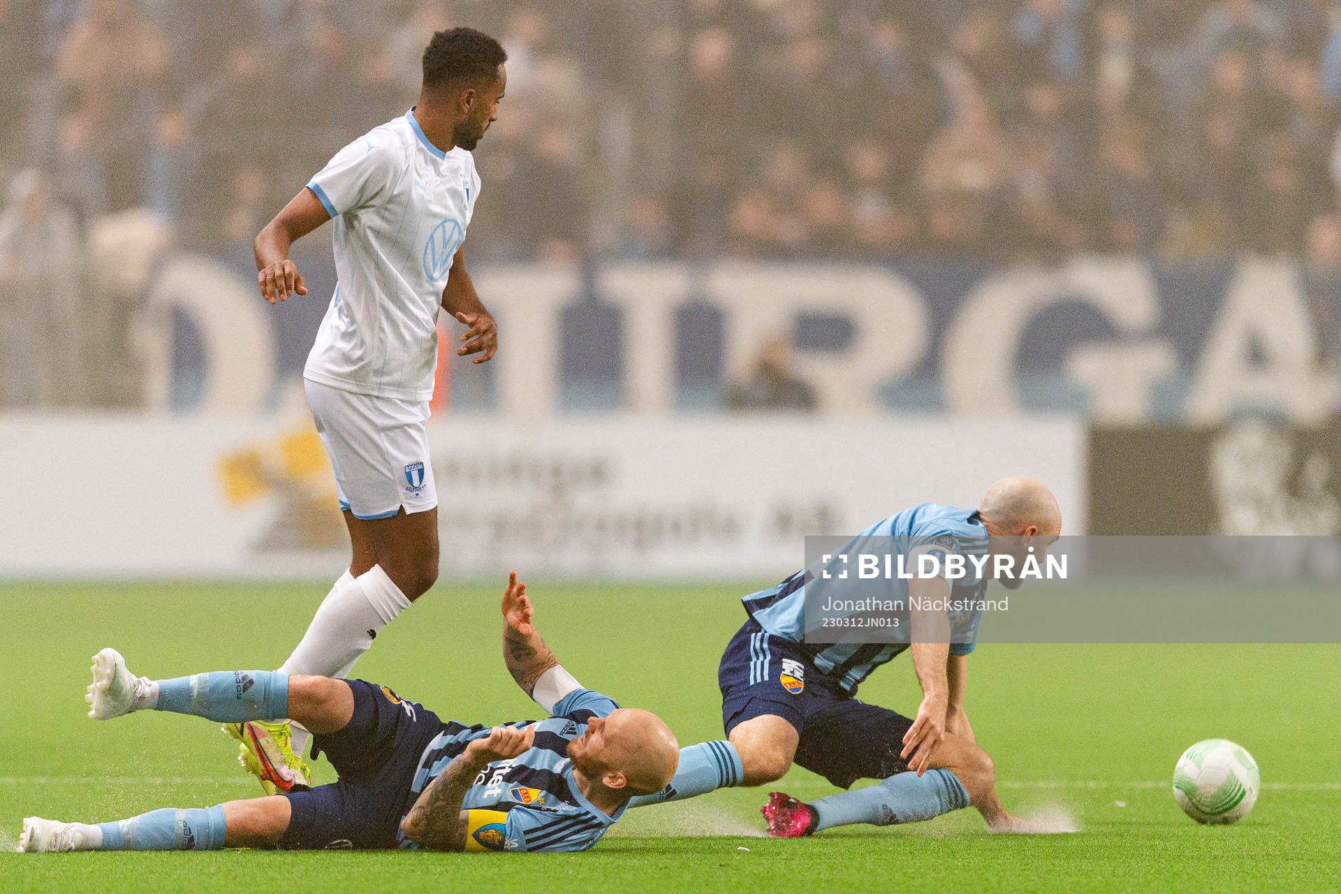Malmö FFs Isaac Kiese Thelin i en kamp mot Djurgårdens Magnus Eriksson och Marcus Danielson under kvartsfinalen i Svenska Cupen i fotboll mellan Djurgården och Malmö FF den 12 mars 2023 i Stockholm.