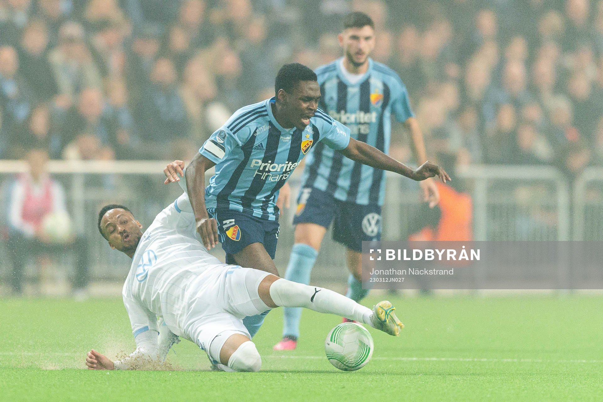 Malmö FFs Martin Olsson och Djurgårdens Joel Asoro