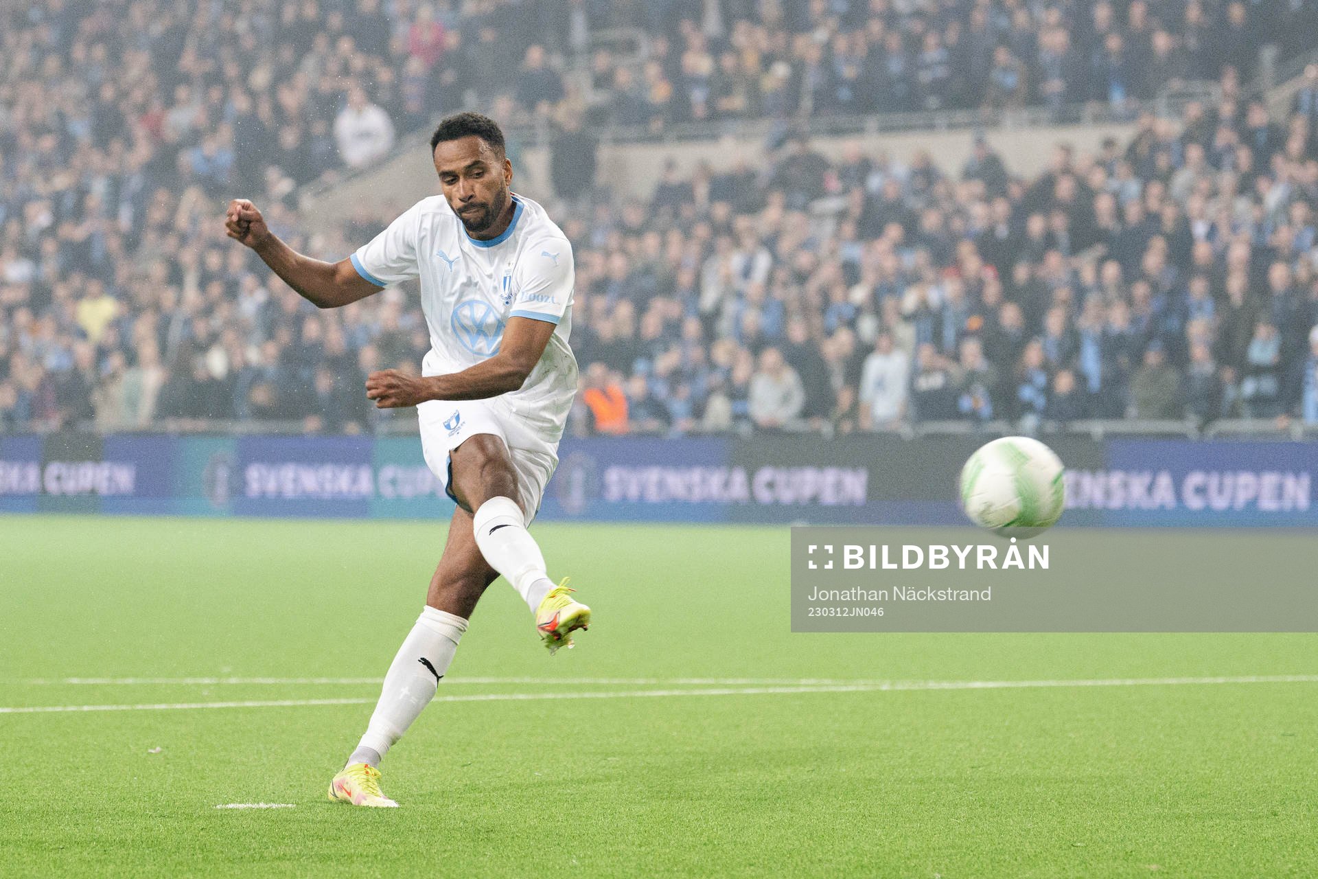 Malmö FFs Isaac Kiese Thelin  med en straff