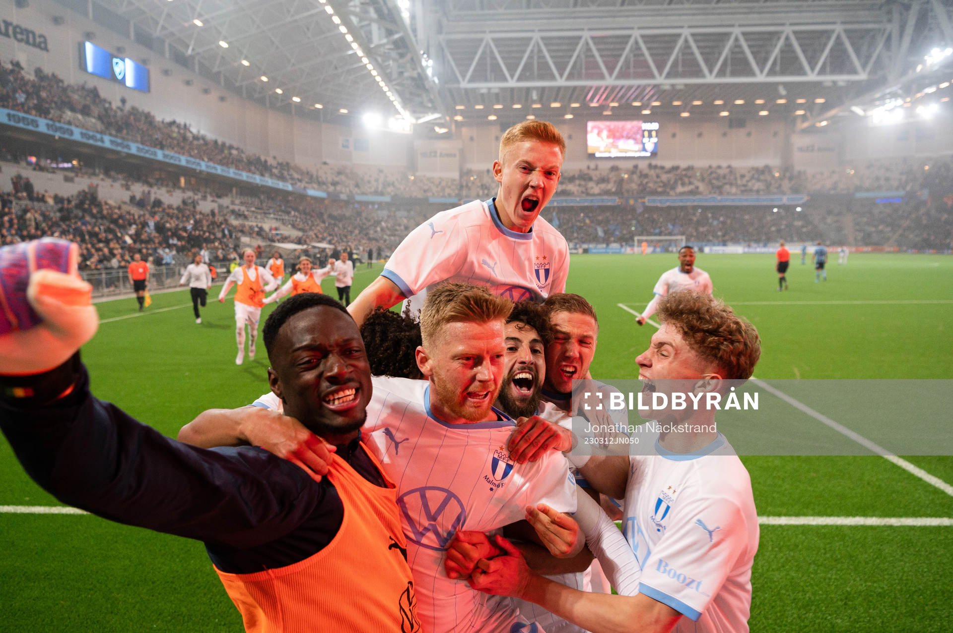 Malmö FFs målvakt Ismael Diawara, Anders Christiansen , Hugo Larsson , Moustafa Zeidan, Anton Tinnerholm och Hugo Bolin jublar efter 1-2 under kvartsfinalen i Svenska Cupen i fotboll mellan Djurgården och Malmö FF den 12 mars 2023 i Stockholm.