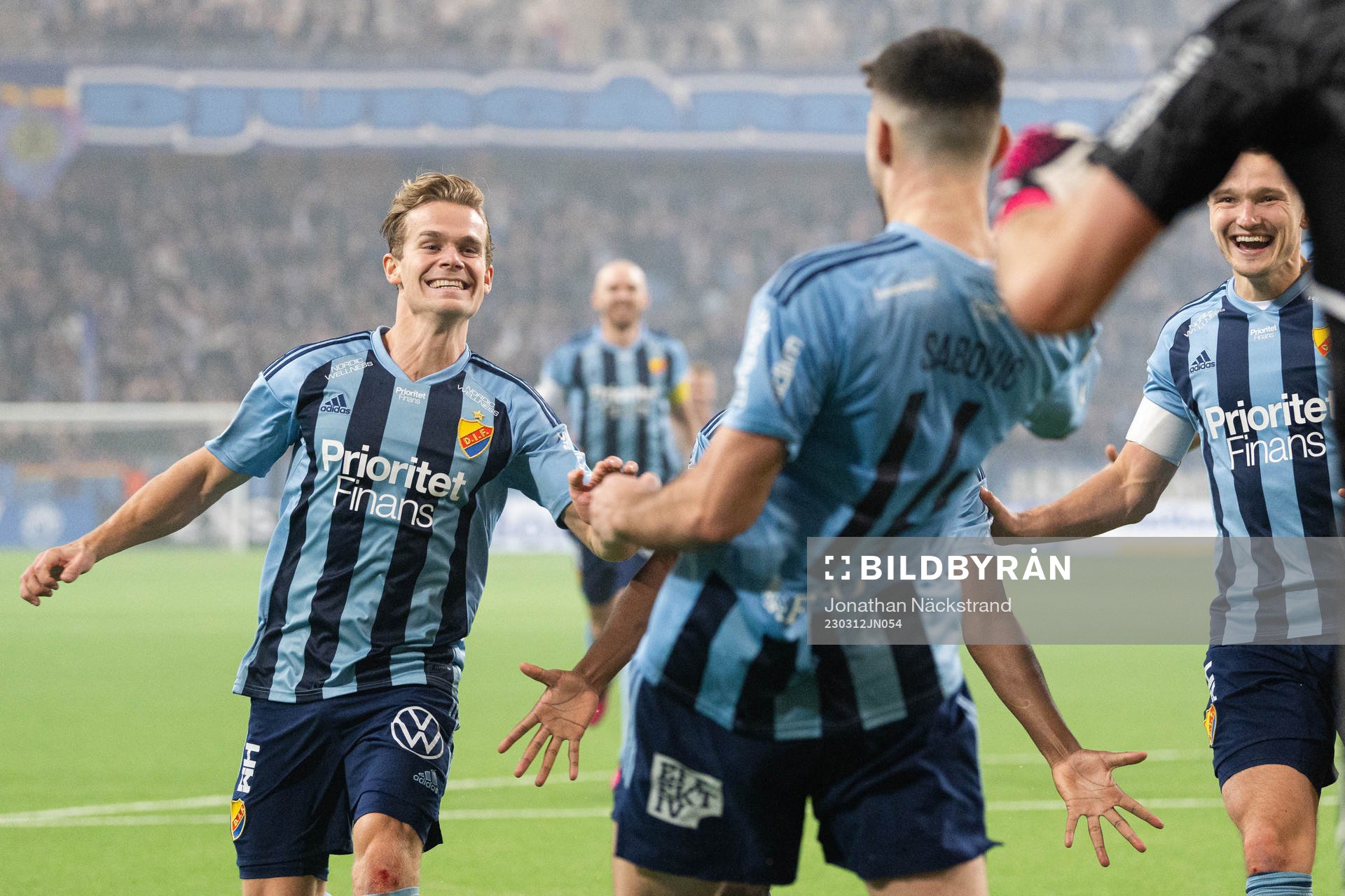 Djurgårdens Hampus Finndell och Besard Sabovic jublar