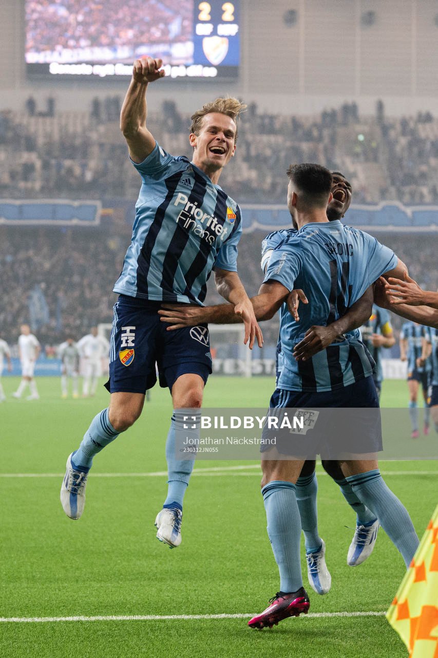 Djurgårdens Hampus Finndell och Besard Sabovic jublar efter avgörande 3-2 målet under kvartsfinalen i Svenska Cupen i fotboll mellan Djurgården och Malmö FF den 12 mars 2023 i Stockholm.