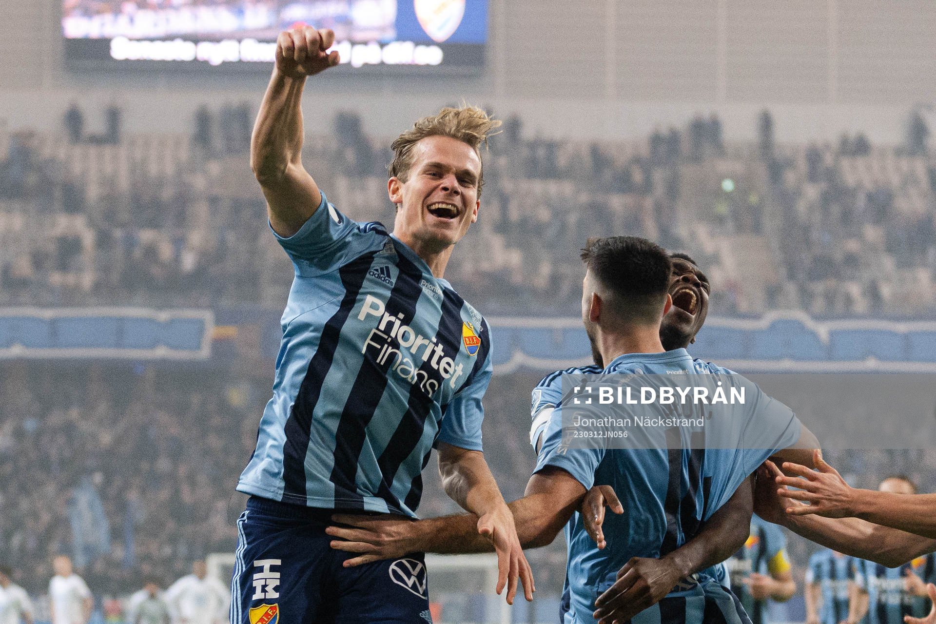 Djurgårdens Hampus Finndell och Besard Sabovic jublar