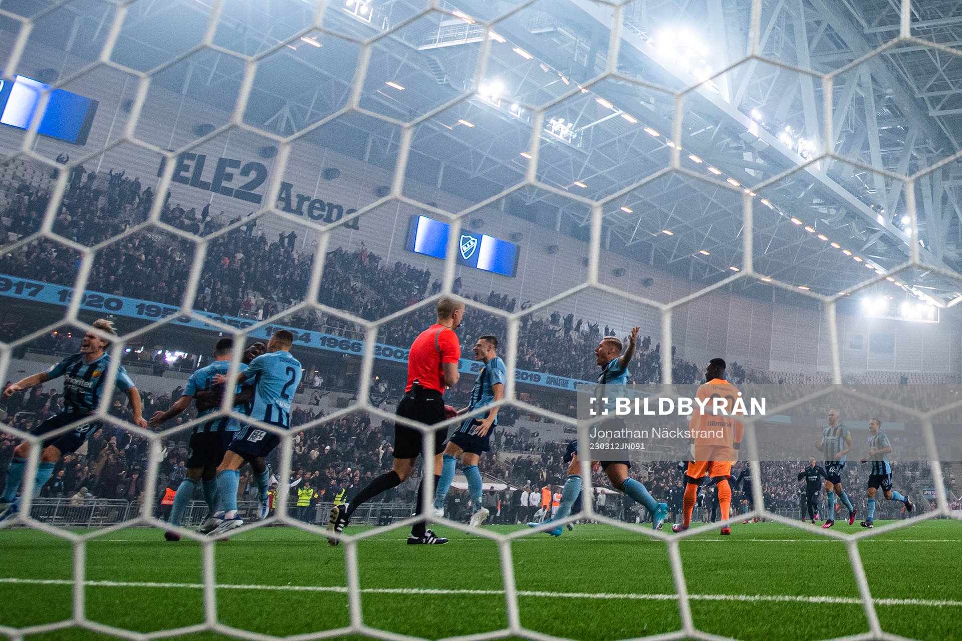 Djurgårdens Besard Sabovic jublar med lagkamrater