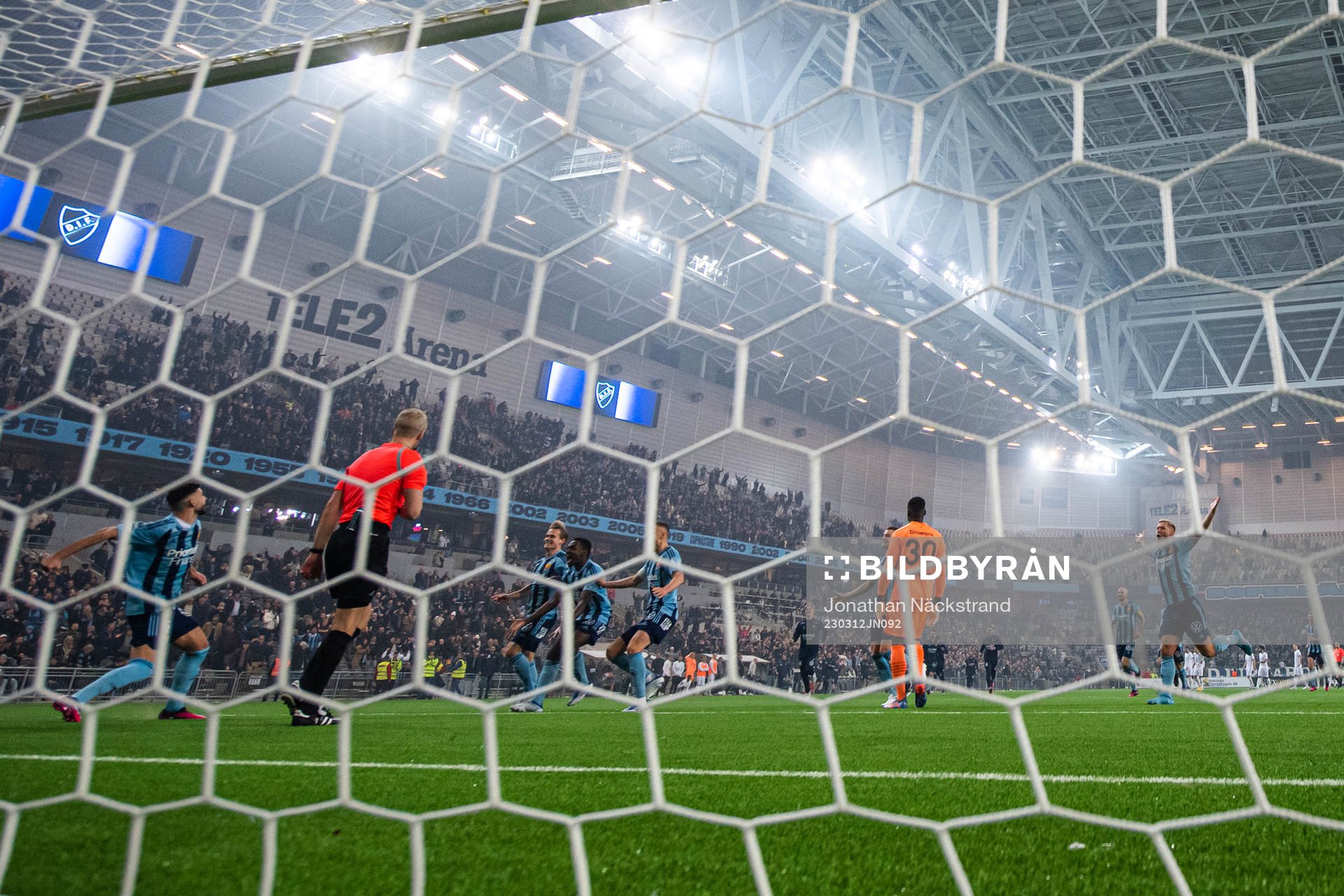 Djurgårdens Besard Sabovic jublar med lagkamrater efter mål på straff under kvartsfinalen i Svenska Cupen i fotboll mellan Djurgården och Malmö FF den 12 mars 2023 i Stockholm.