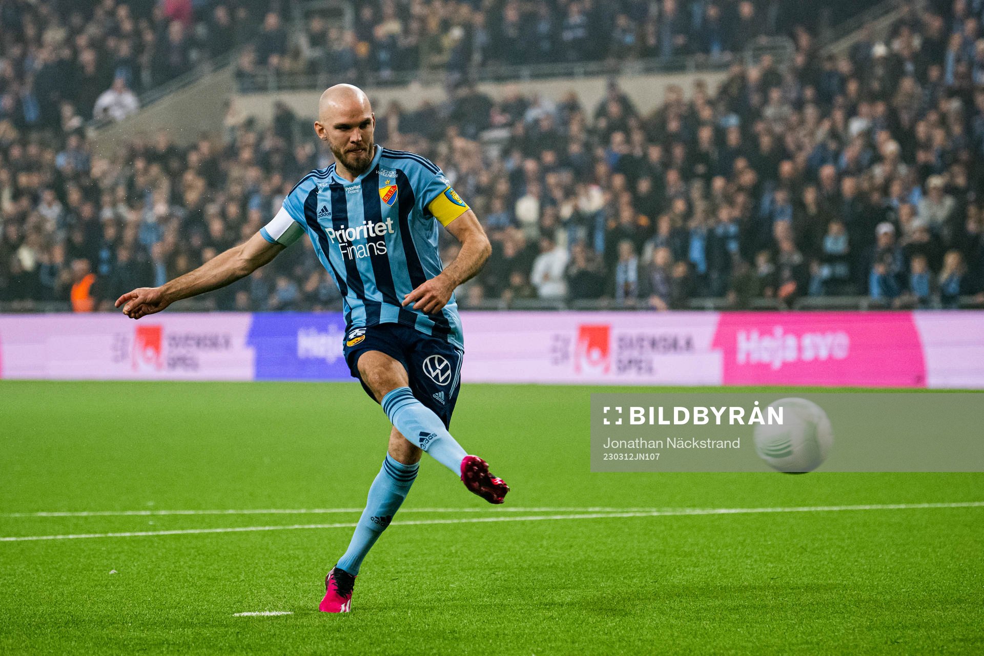 Djurgårdens Marcus Danielson gör mål på straff under kvartsfinalen i Svenska Cupen i fotboll mellan Djurgården och Malmö FF den 12 mars 2023 i Stockholm.
