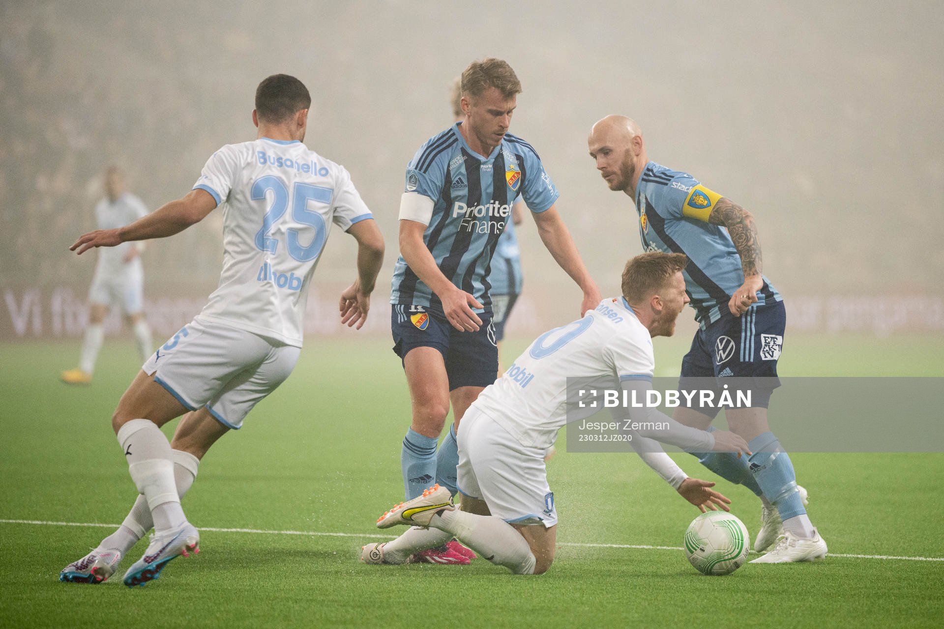 Malmö FFs Anders Christiansen faller i straffområdet