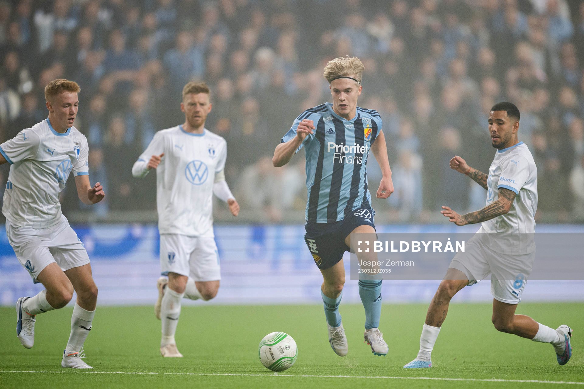 Djurgårdens Lucas Bergvall i en kamp mot Malmö FFs Hugo Larsson och Sergio Pena under kvartsfinalen i Svenska Cupen i fotboll mellan Djurgården och Malmö FF den 12 mars 2023 i Stockholm.