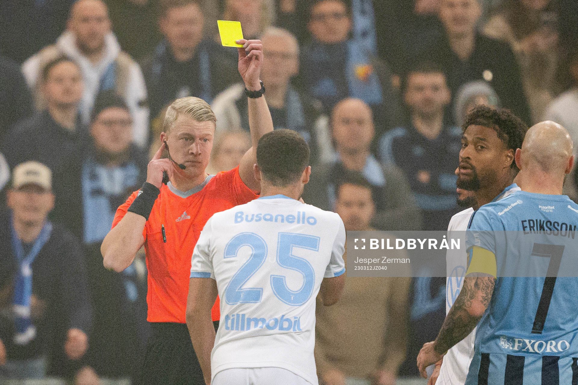 Malmö FFs Gabriel Busanello får en varning av Domare Adam
