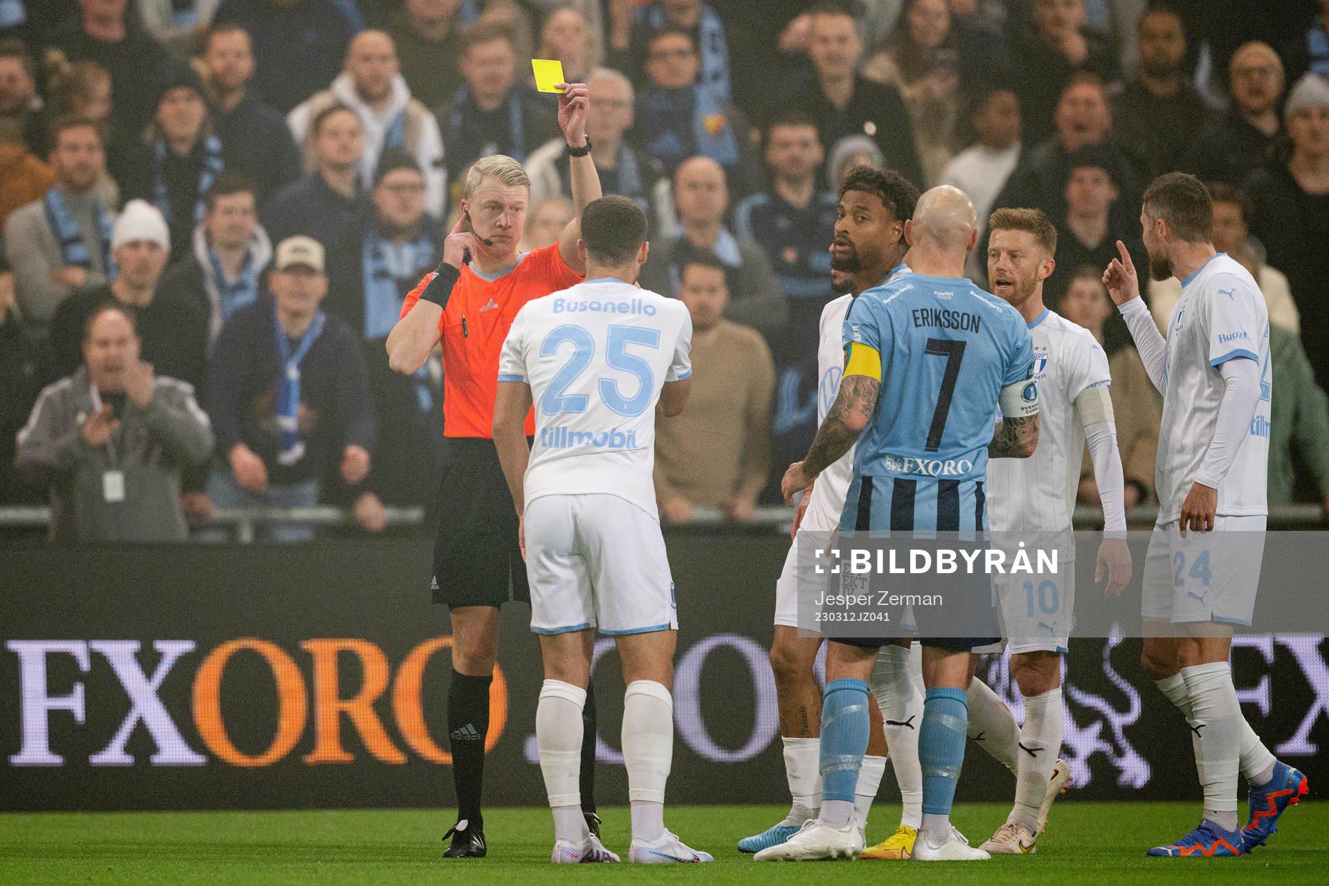 Malmö FFs Gabriel Busanello får en varning av Domare Adam