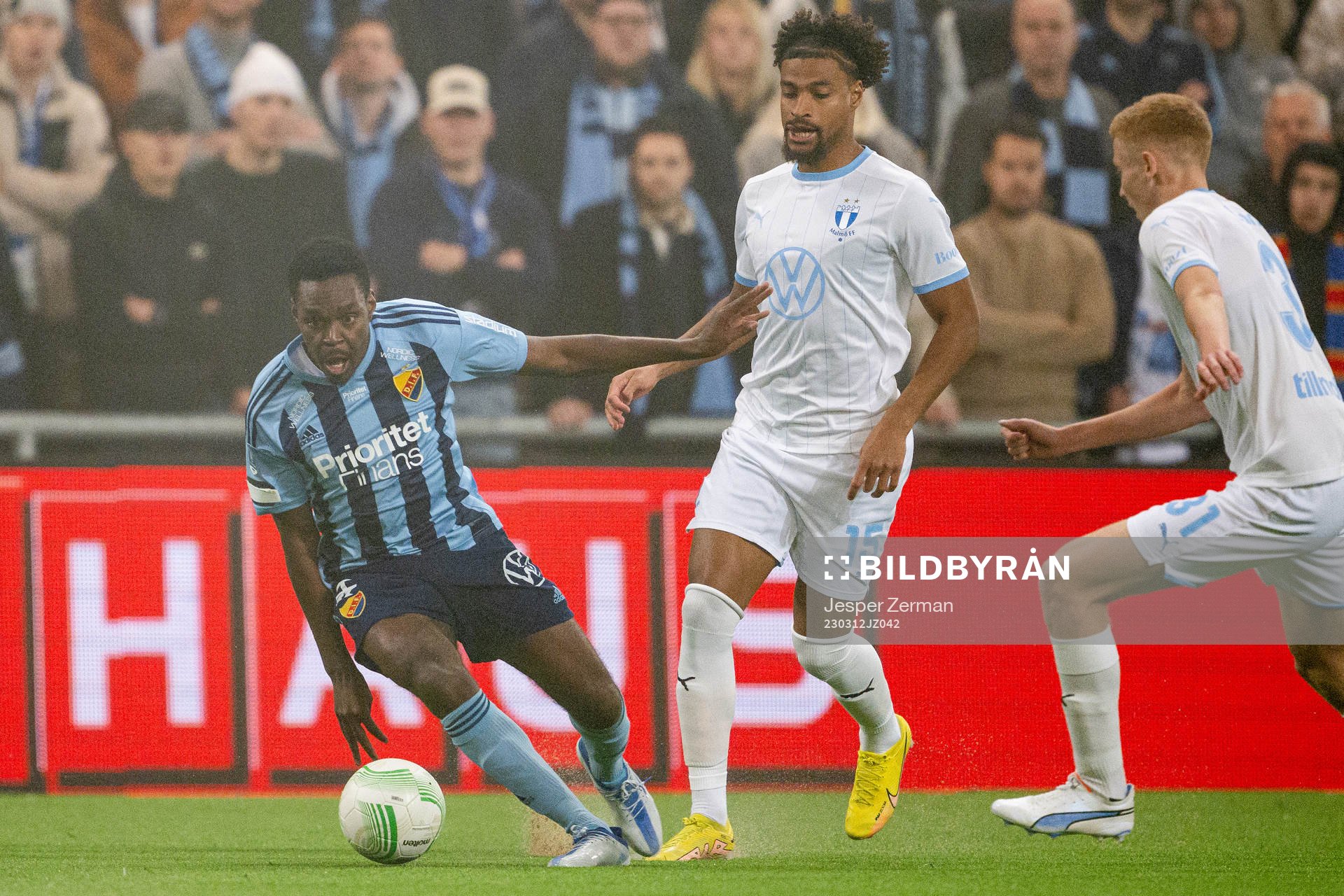 Djurgårdens Joel Asoro i en kamp mot Malmö FFs Joseph