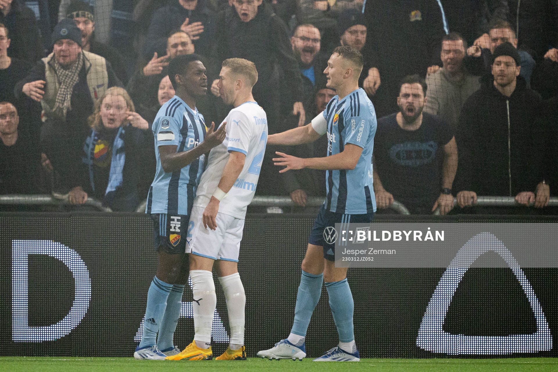 Djurgårdens Joel Asoro och Malmö FFs Anton Tinnerholm