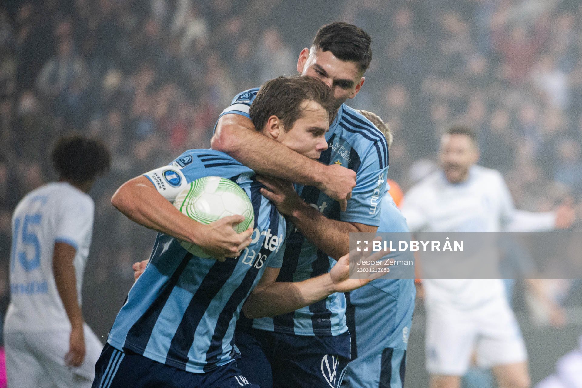 Djurgårdens Elias Andersson och Besard Sabovic jublar