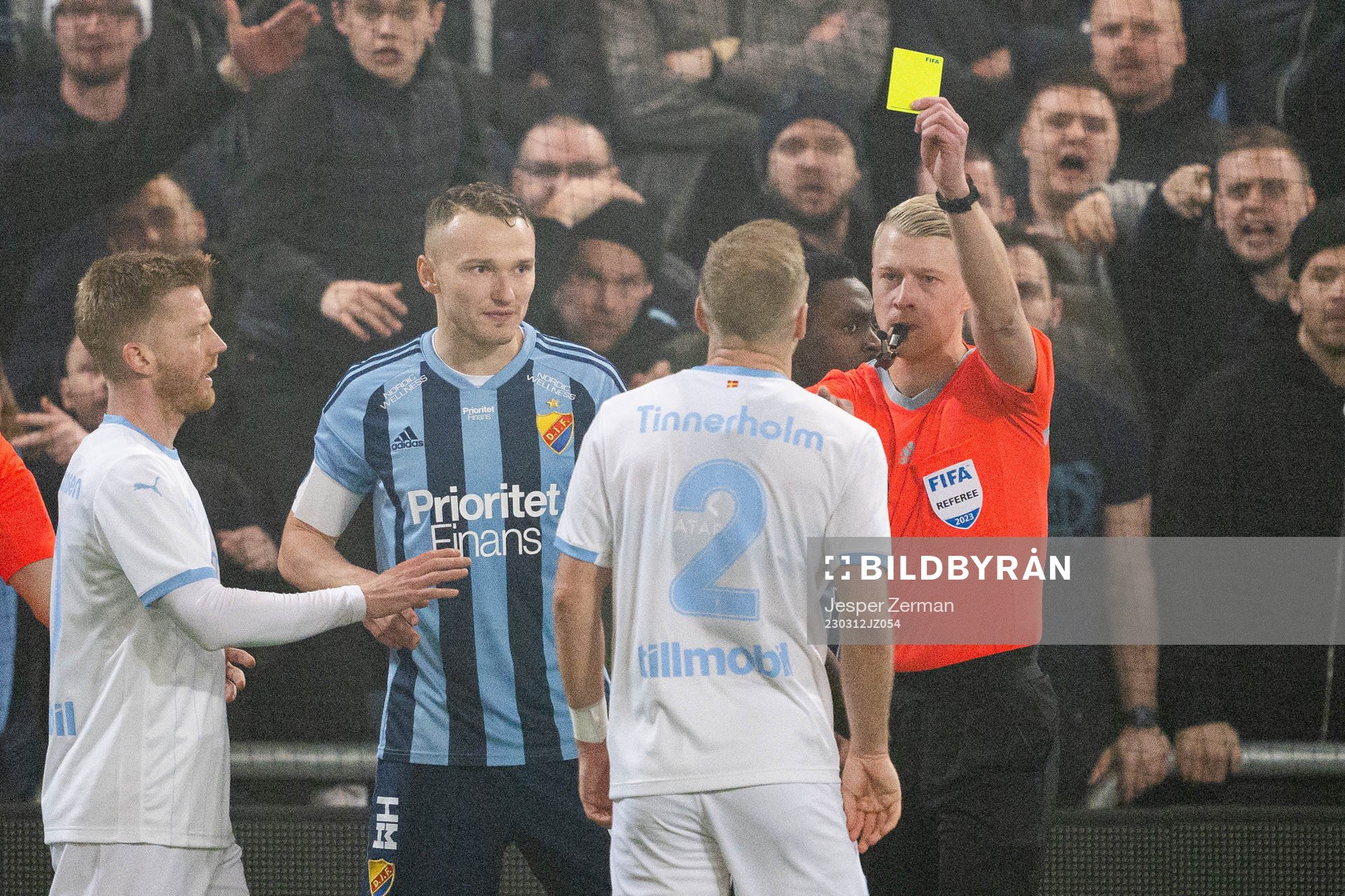 Malmö FFs Anton Tinnerholm får en varning