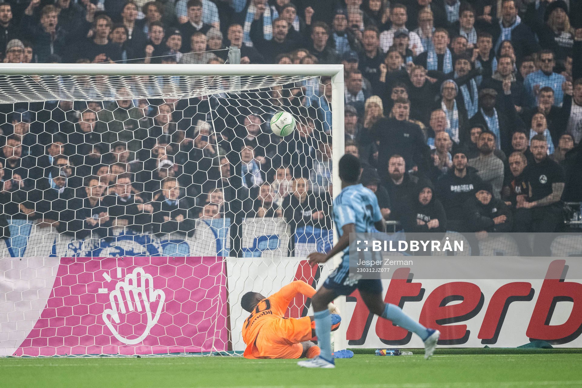 Malmö FFs målvakt Ismael Diawara släpper oin en