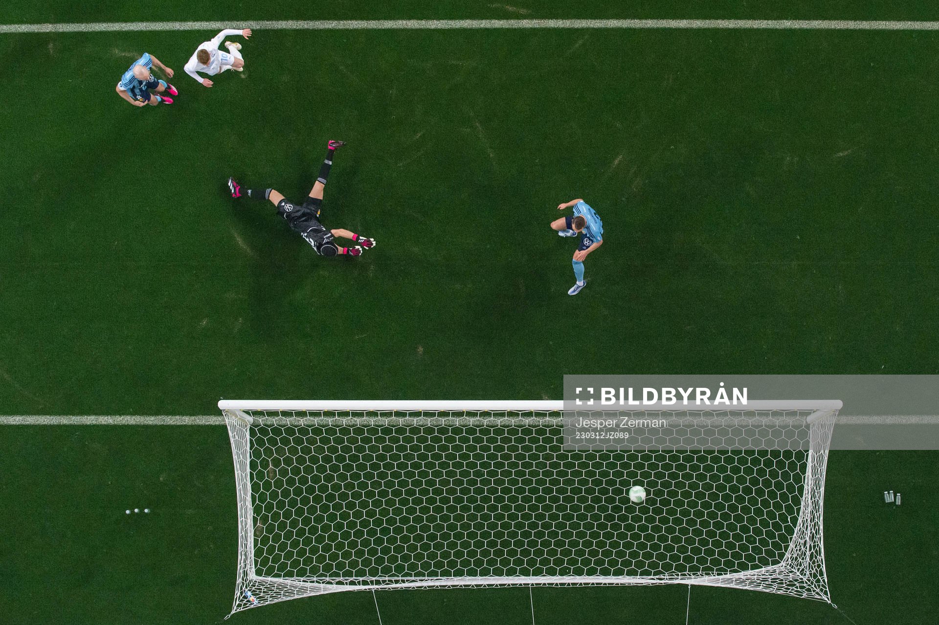 Malmö FFs Anders Christiansen gör 0-1 på Djurgårdens målvakt Jacob Widell Zetterström under kvartsfinalen i Svenska Cupen i fotboll mellan Djurgården och Malmö FF den 12 mars 2023 i Stockholm. 