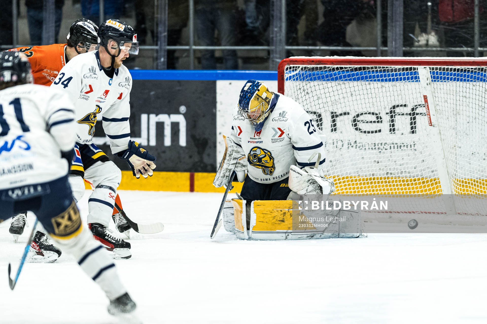 Nära mål bakom Visby Romas målvakt Filip Lindblad