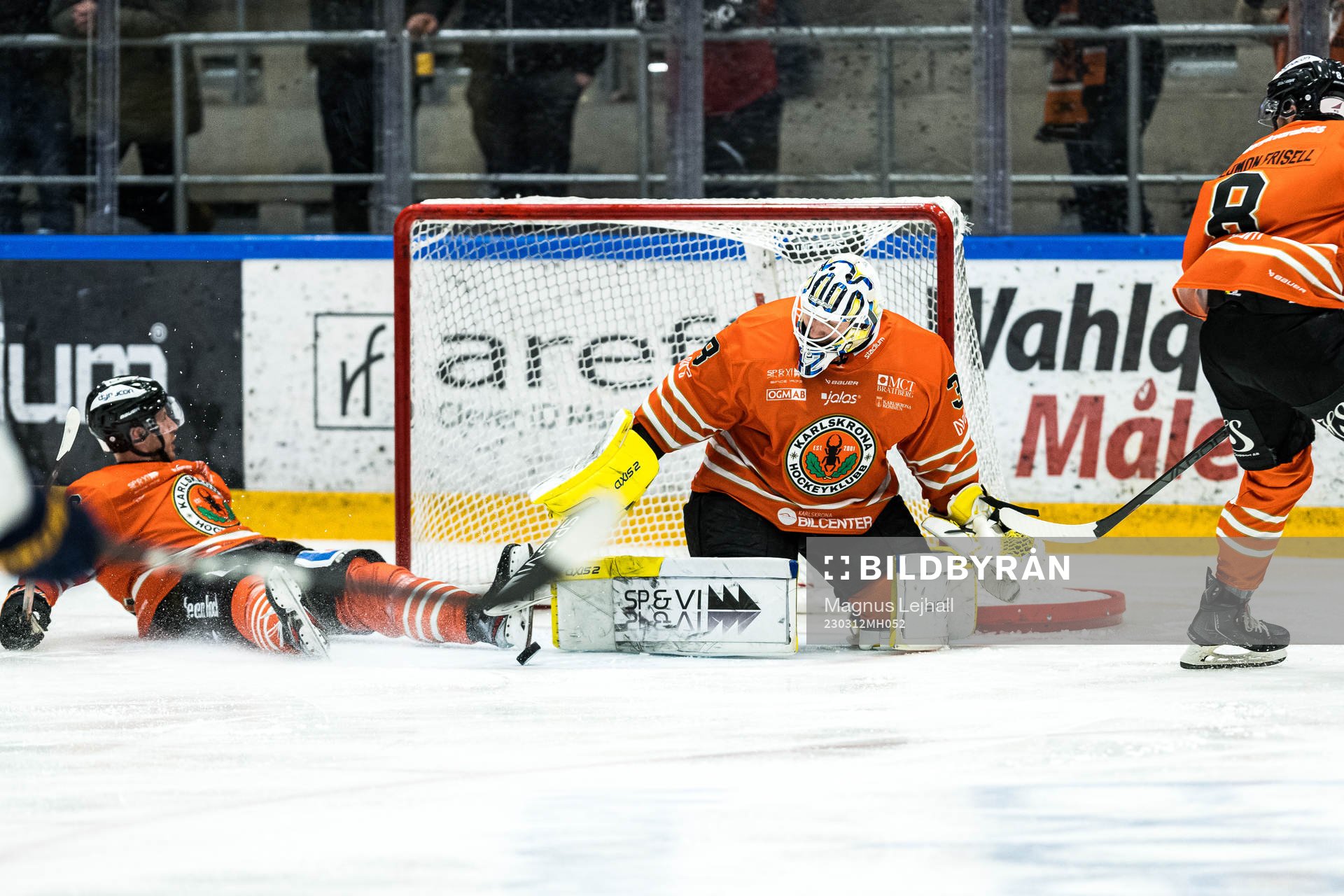Karlskronas Alexander Bergström, målvakt Viktor Kokman