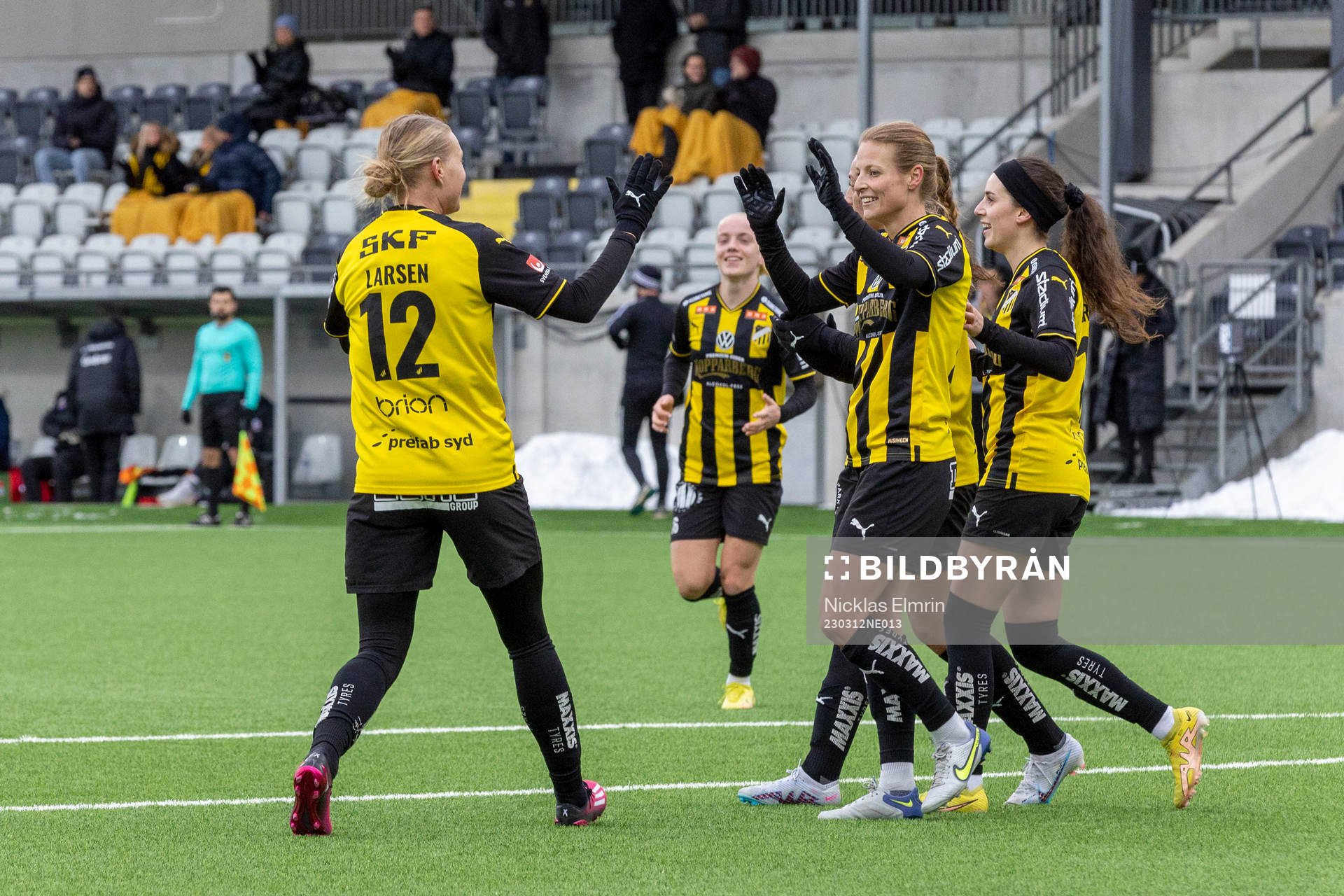 Häckens Anna Anvegård och Stine Larsen jublar