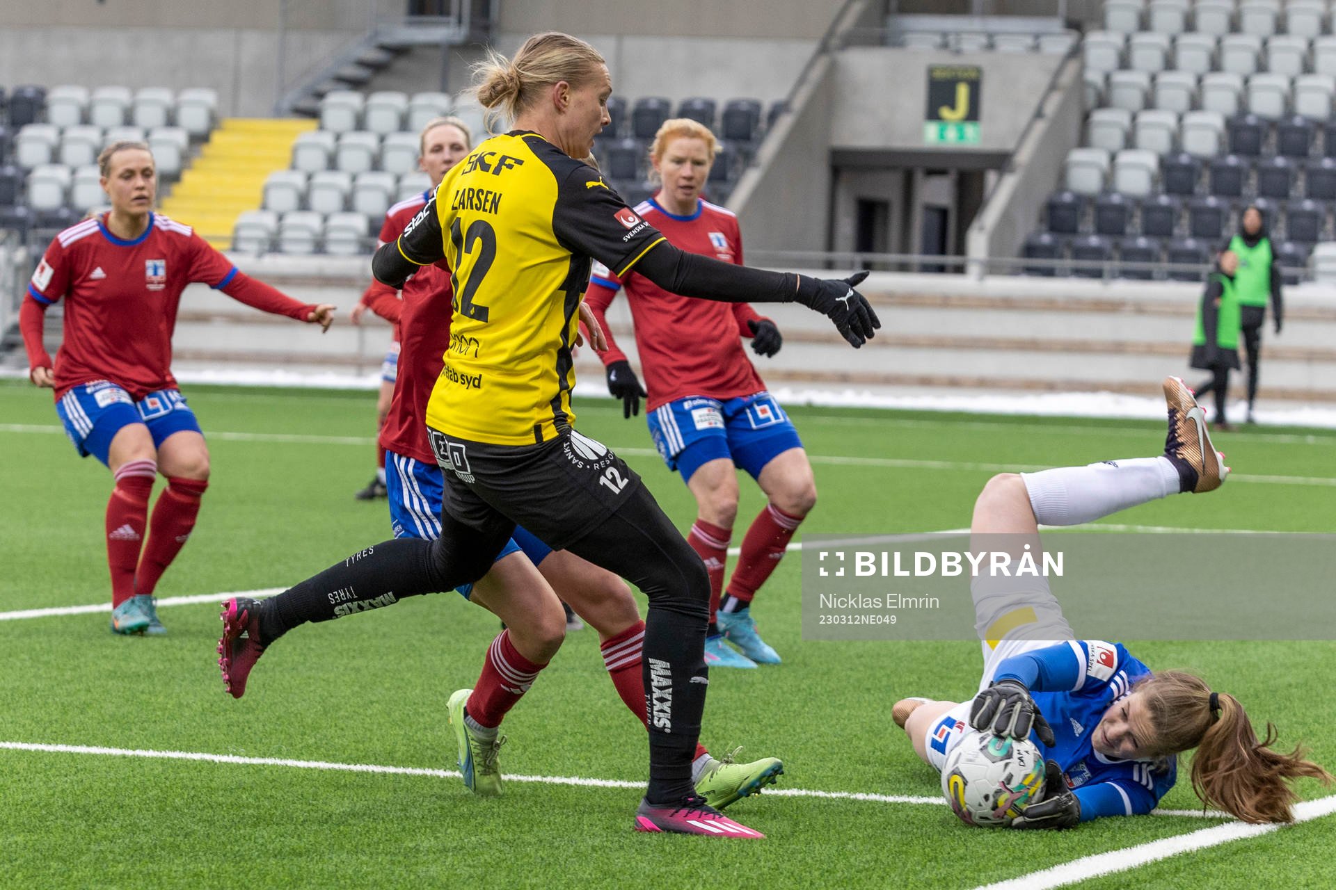 Vittsjös målvakt Elaine Burdett och Häckens Stine Larsen