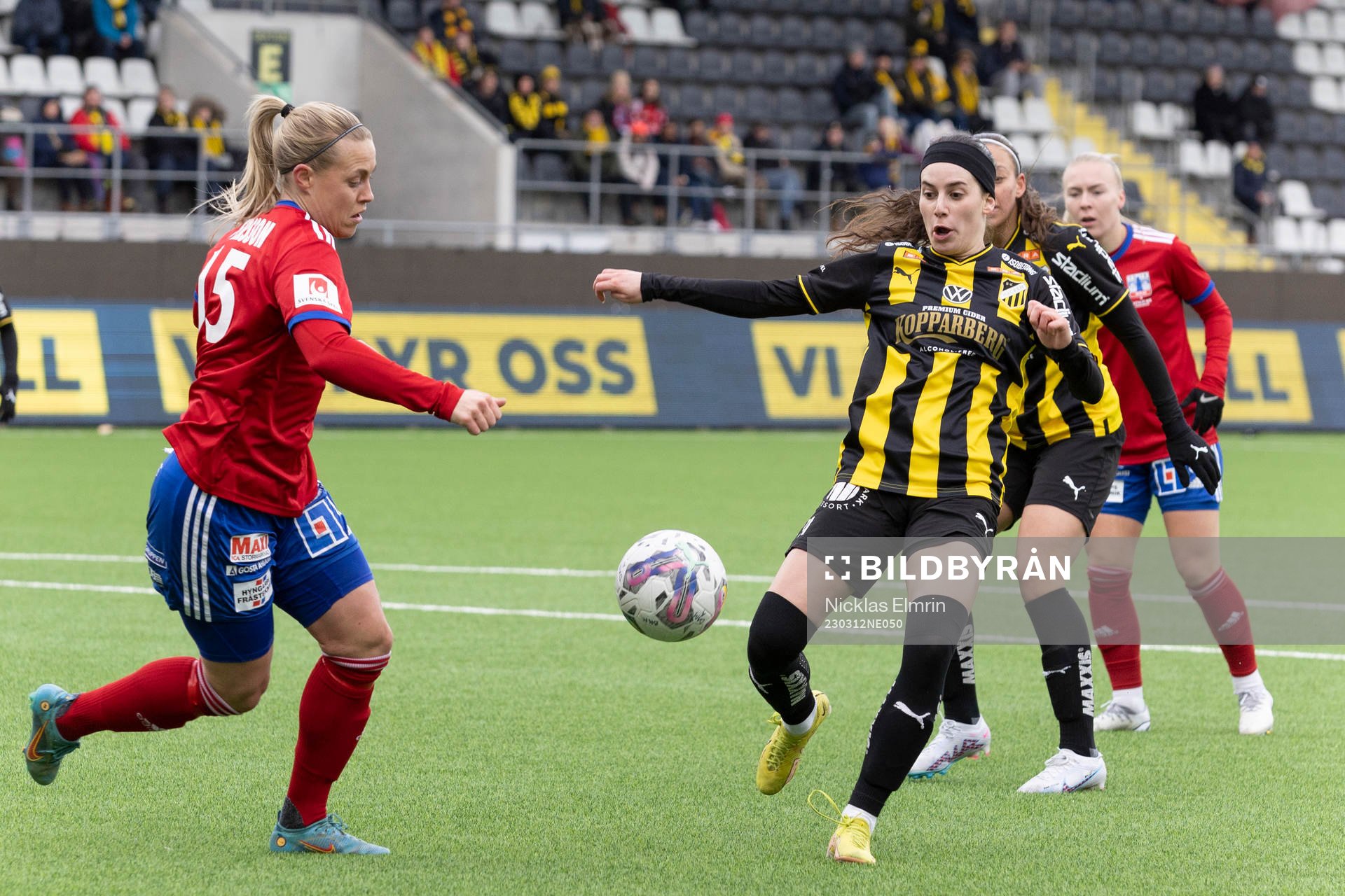 Vittsjös Nellie Persson och Häckens Clarissa Larisey under fotbollsmatchen i Svenska Cupen mellan Häcken och Vittsjö den 12 mars 2023 i Göteborg.