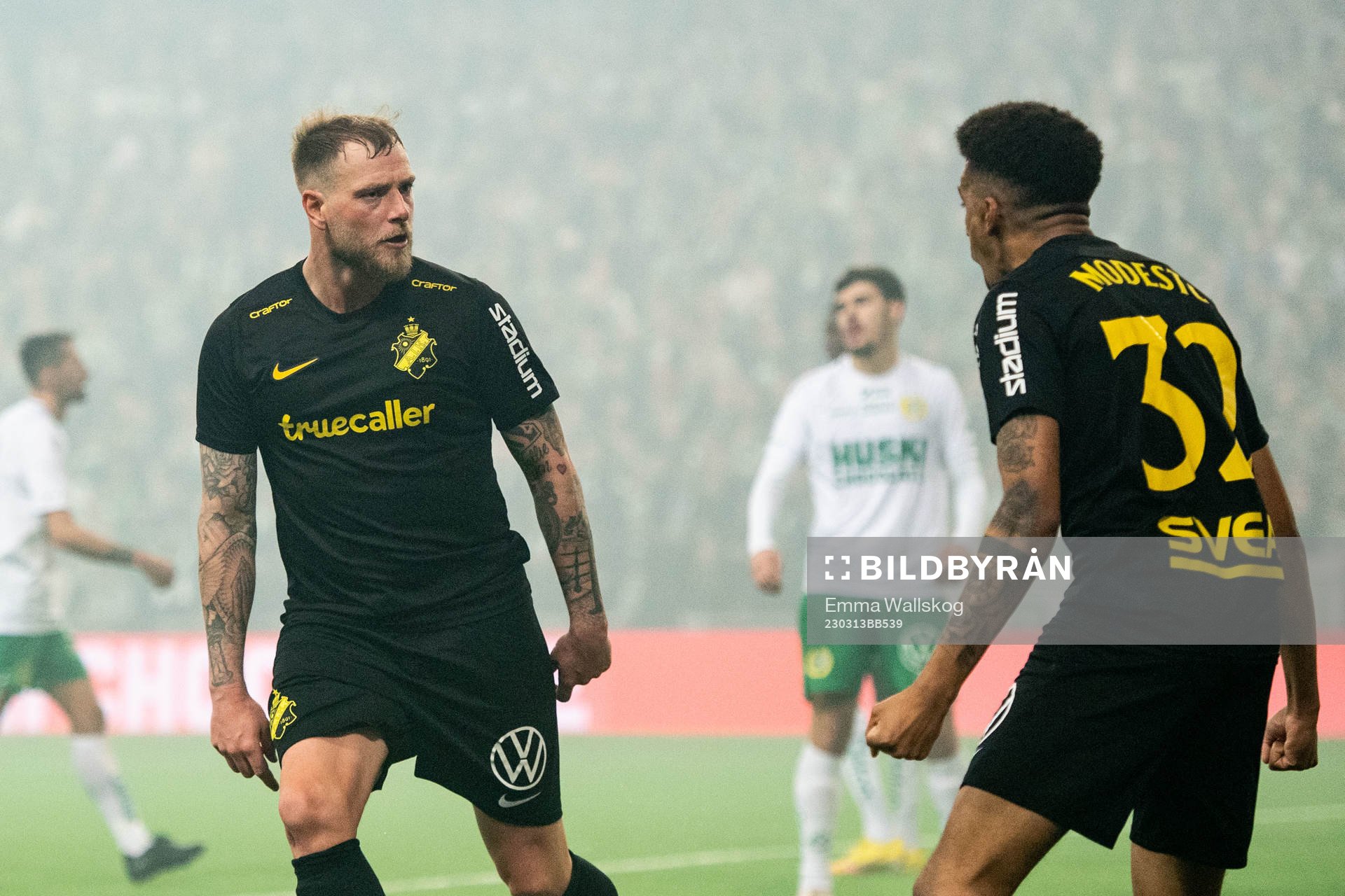 AIKs John Guidetti och Rui Modesto jublar efter 1-1 under kvartsfinalen i Svenska Cupen i fotboll mellan Hammarby och AIK den 13 mars 2023 i Stockholm.