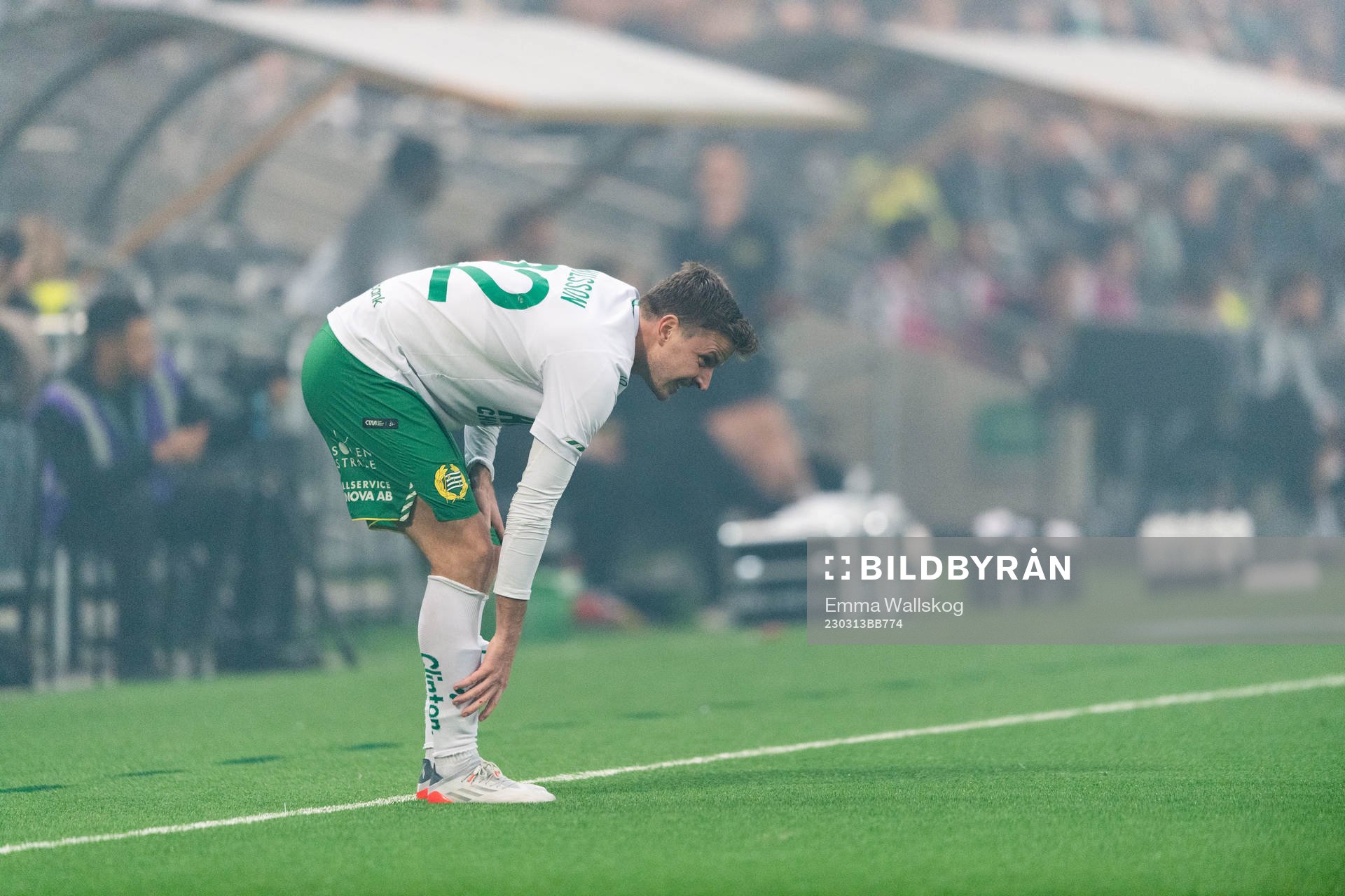 Hammarbys Joel Nilsson har ont under kvartsfinalen i Svenska Cupen i fotboll mellan Hammarby och AIK den 13 mars 2023 i Stockholm.