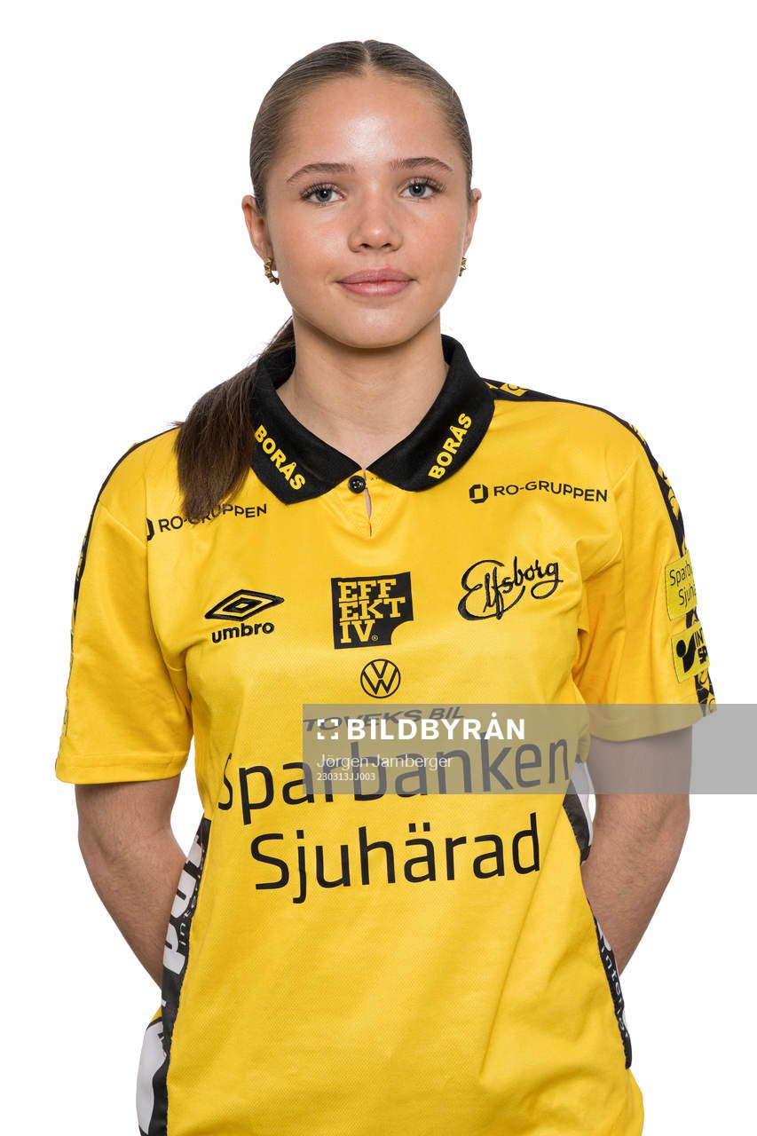 Stella Holmén under en porträttfotografering med Elfsborg den 13 mars 2023 i Borås. 