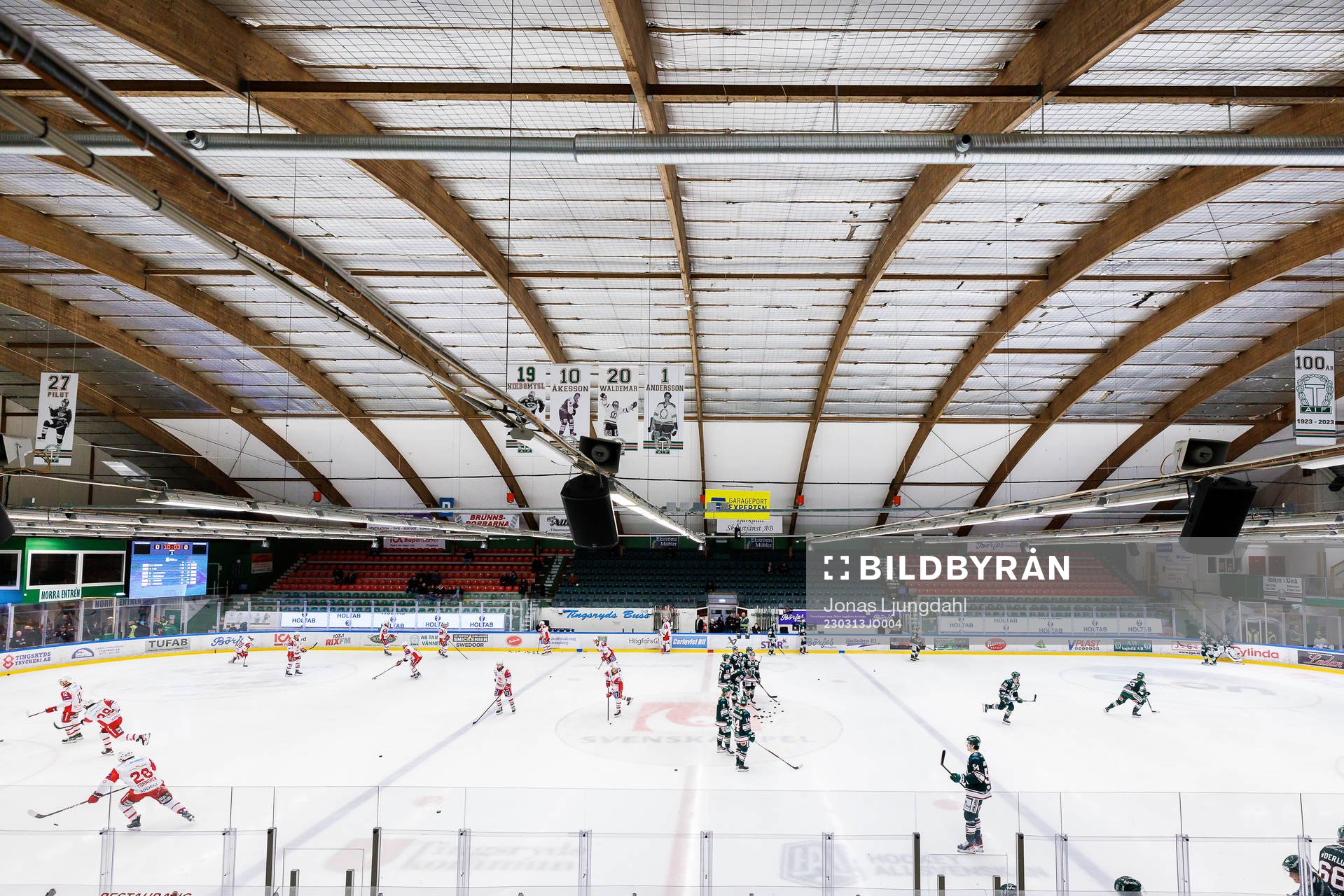 Lagen värmer upp före ishockeymatchen i Play Out mellan