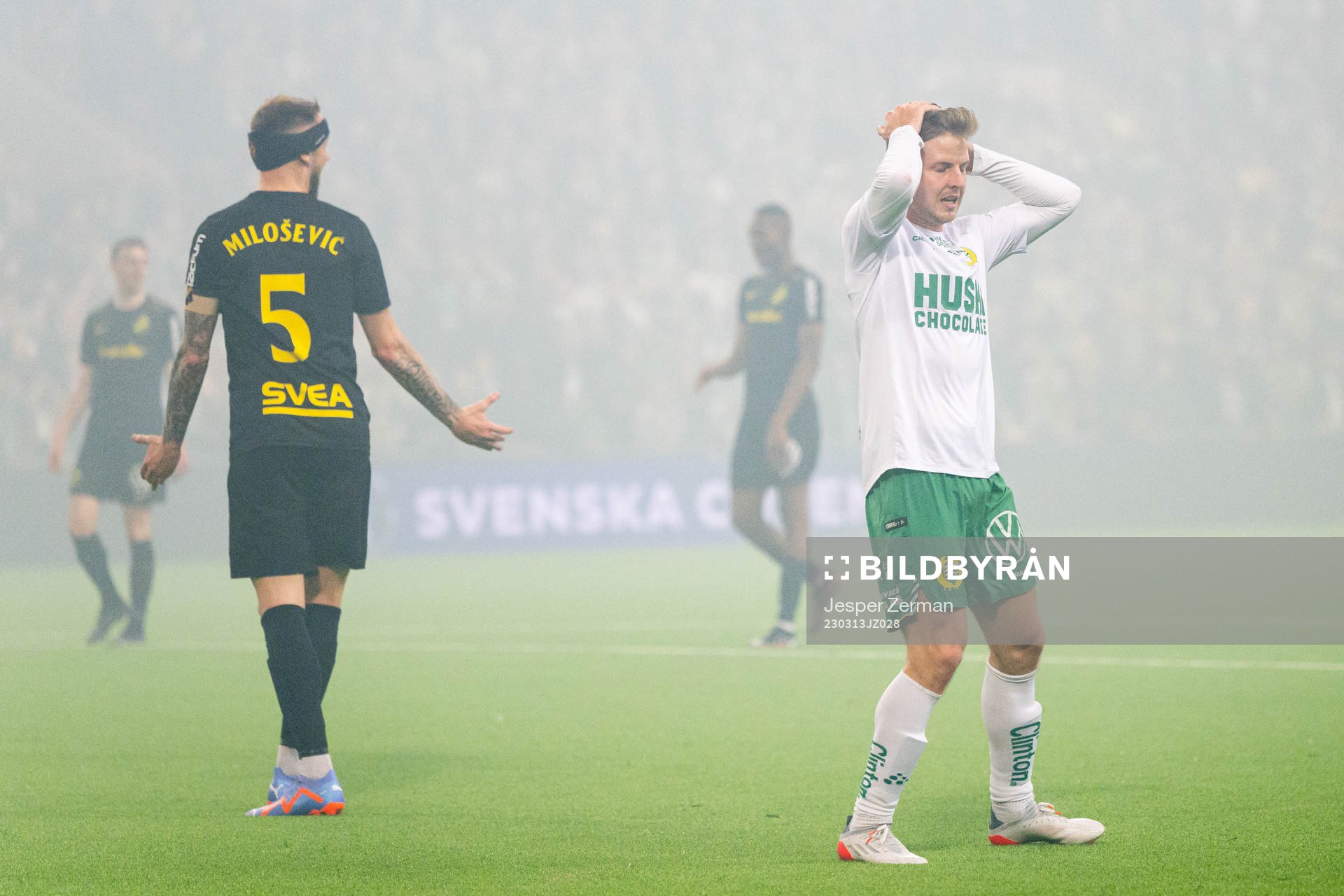 AIKs Alexander Milosevic och Hammarbys Joel Nilsson deppar