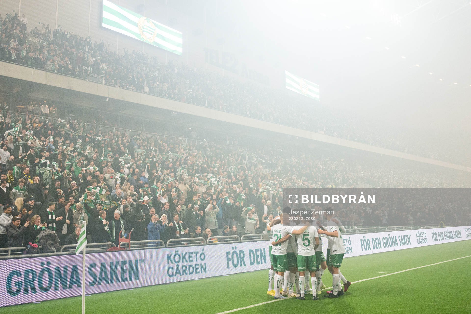 Hammarbys spelare jublar med Edvin Kurtulus
