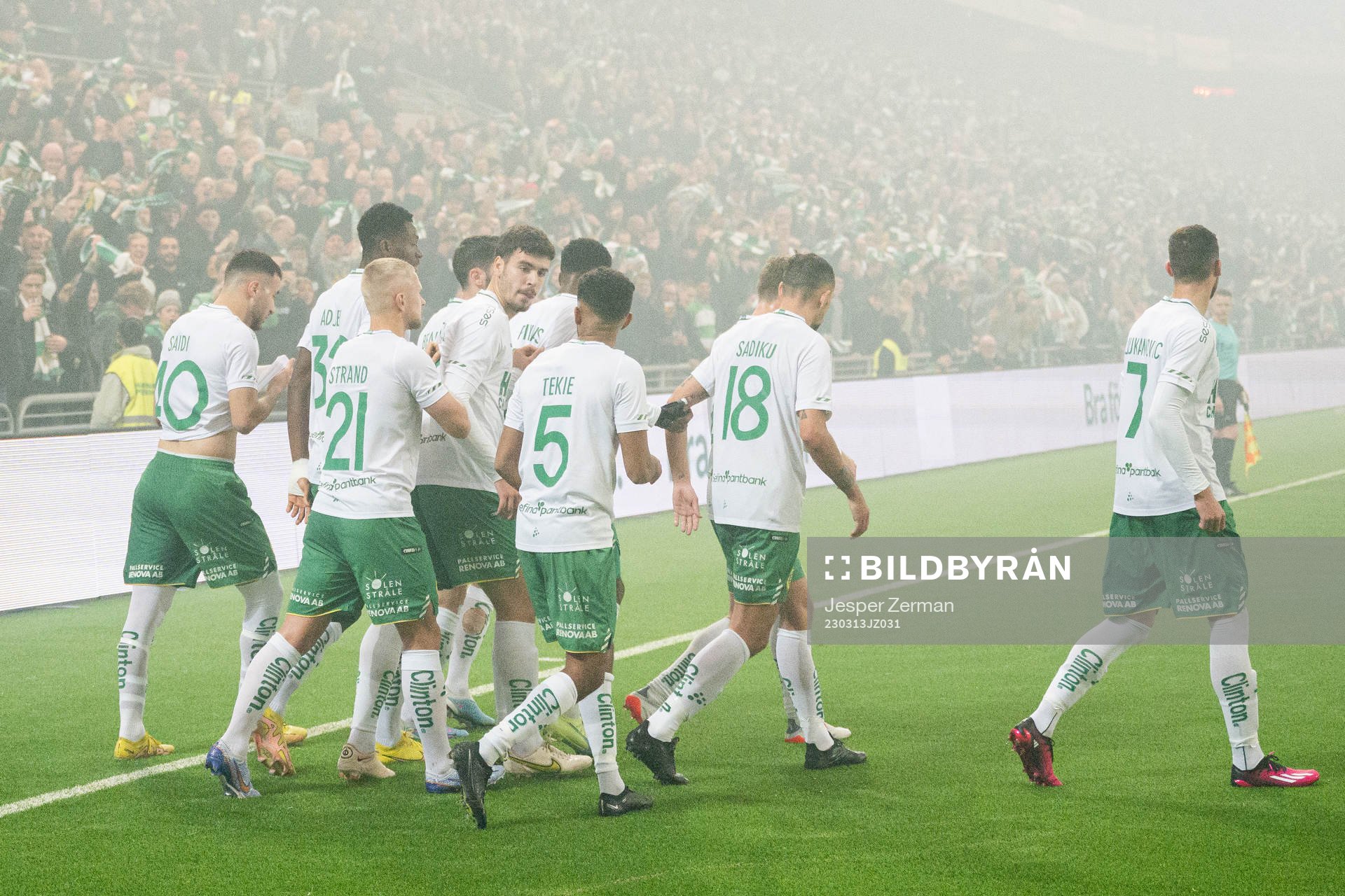 Hammarbys spelare jublar med Edvin Kurtulus