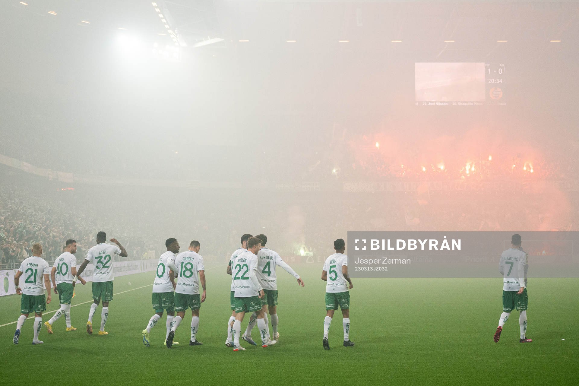 Hammarbys spelare jublar med Edvin Kurtulus