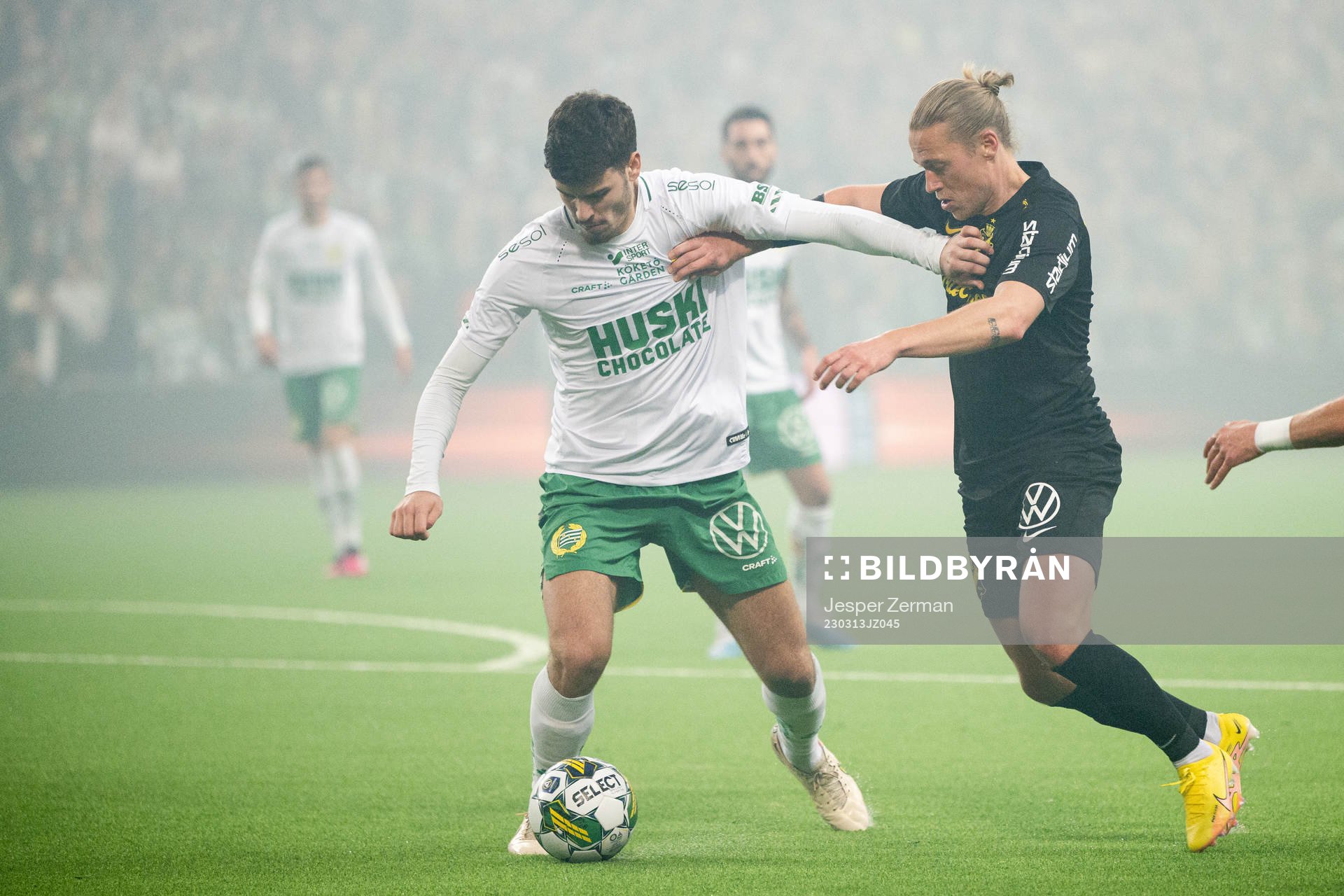 Hammarbys Edvin Kurtulus och AIKs Viktor Fischer under kvartsfinalen i Svenska Cupen i fotboll mellan Hammarby och AIK den 13 mars 2023 i Stockholm. 