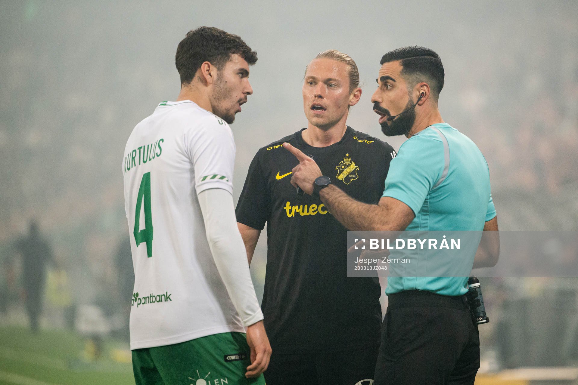 Hammarbys Edvin Kurtulus och AIKs Viktor Fischer i samtal