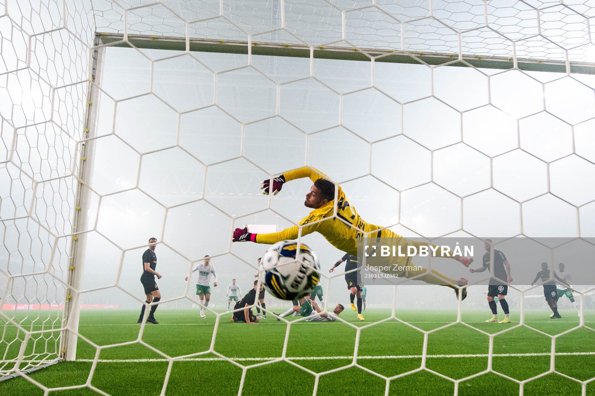 Hammarbys Edvin Kurtulus gör 1-0 på AIKs målvakt