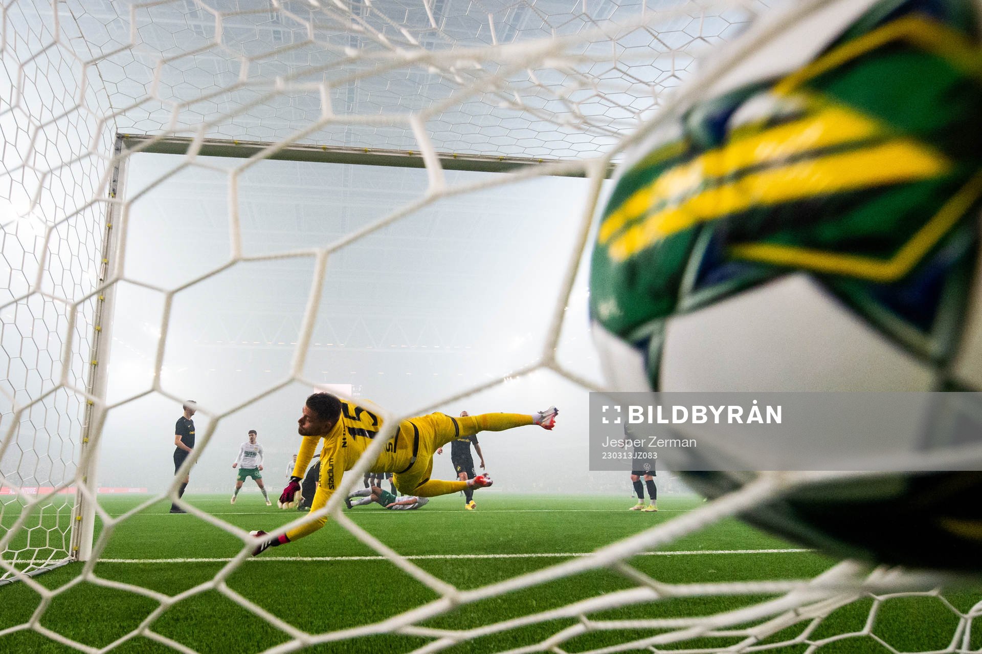 Hammarbys Edvin Kurtulus gör 1-0 på AIKs målvakt